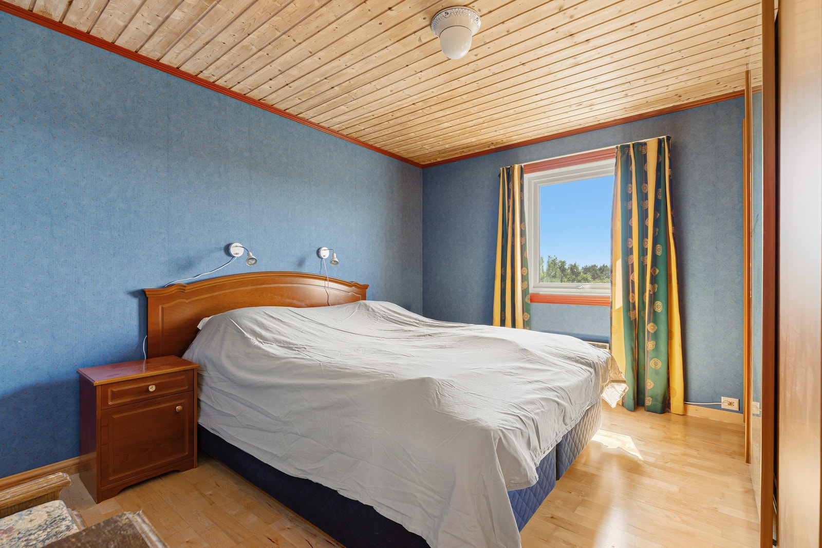 Stort hovedsoverom med god plass til garderobe, dobbeltseng og nattbord. Galleribilde
