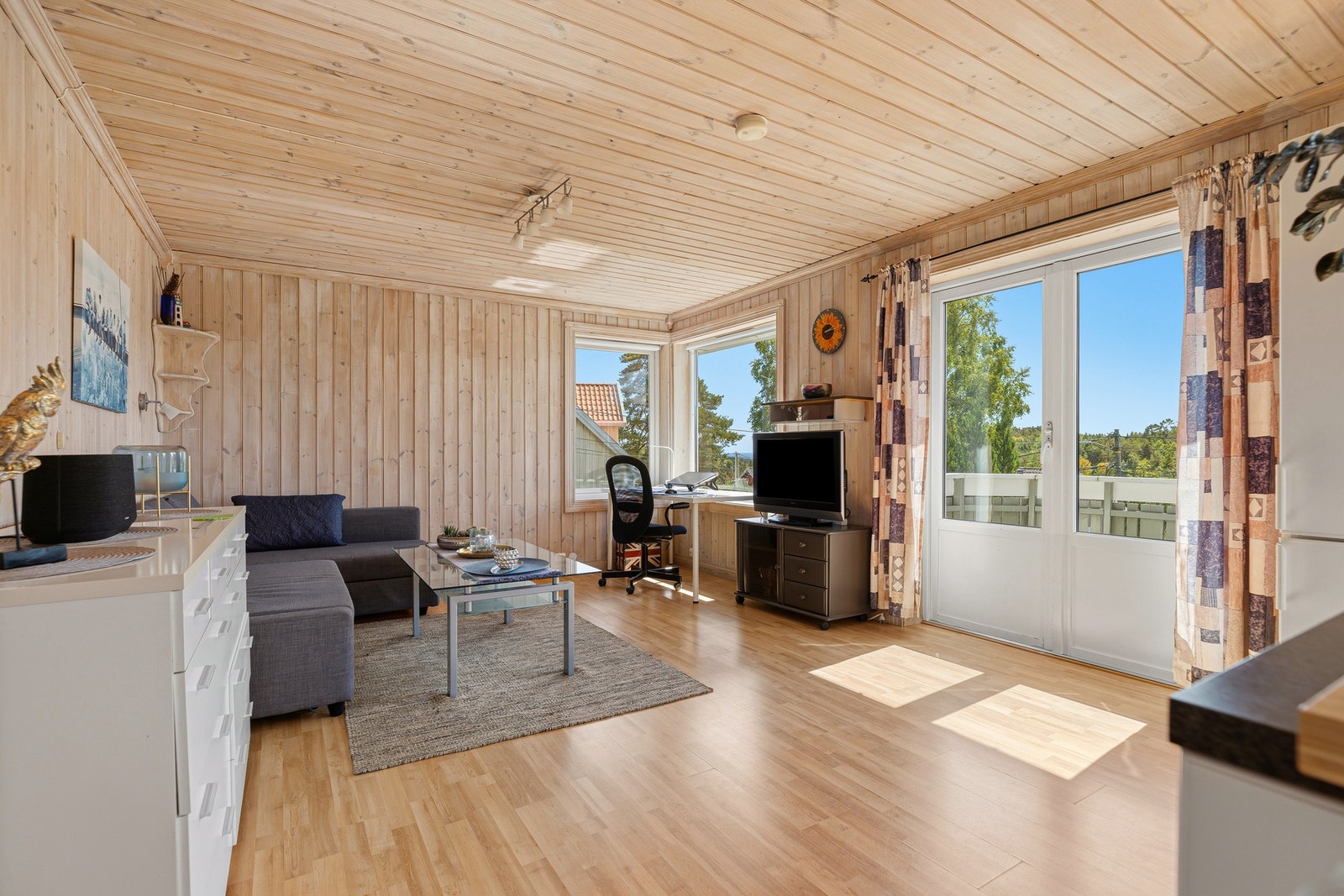 Koselig stue med god plass til en sofagruppe. Galleribilde