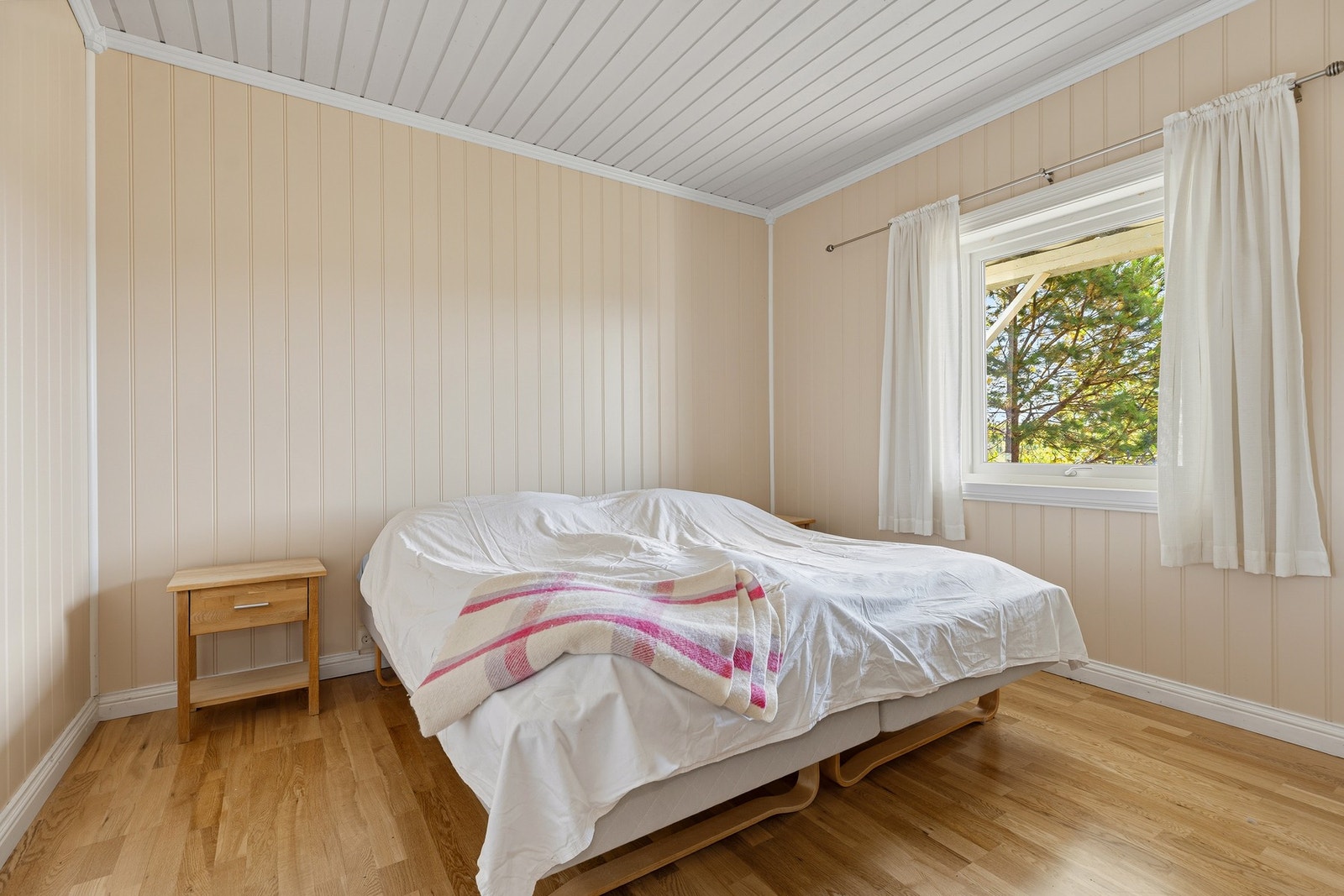 Soverom 3 har god plass til dobbeltseng, nattbord og garderobe. Galleribilde