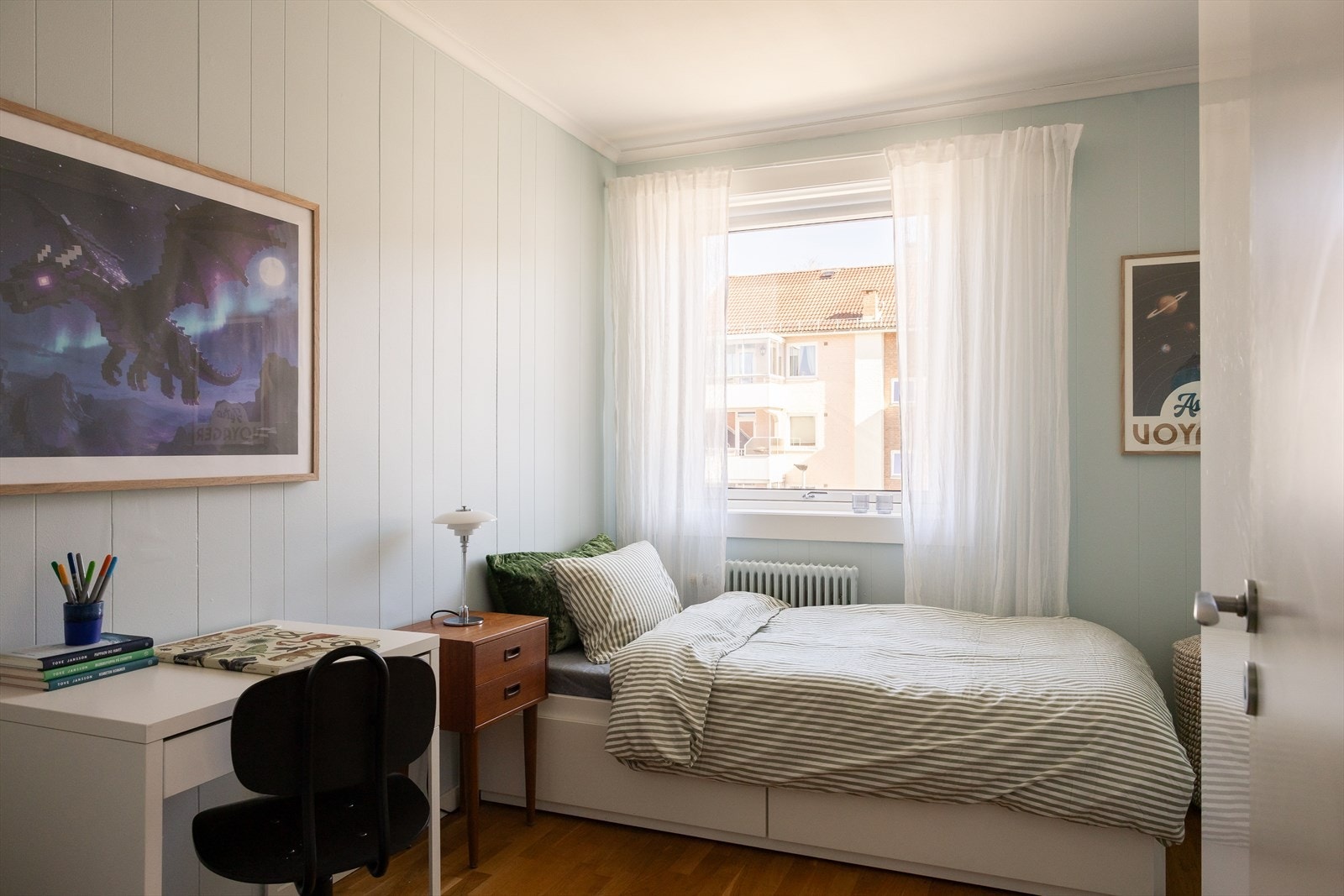 Soverom nummer to er også av god størrelse og egner seg utmerket som gjeste/-barnerom, med god oppbevaringsplass Galleribilde