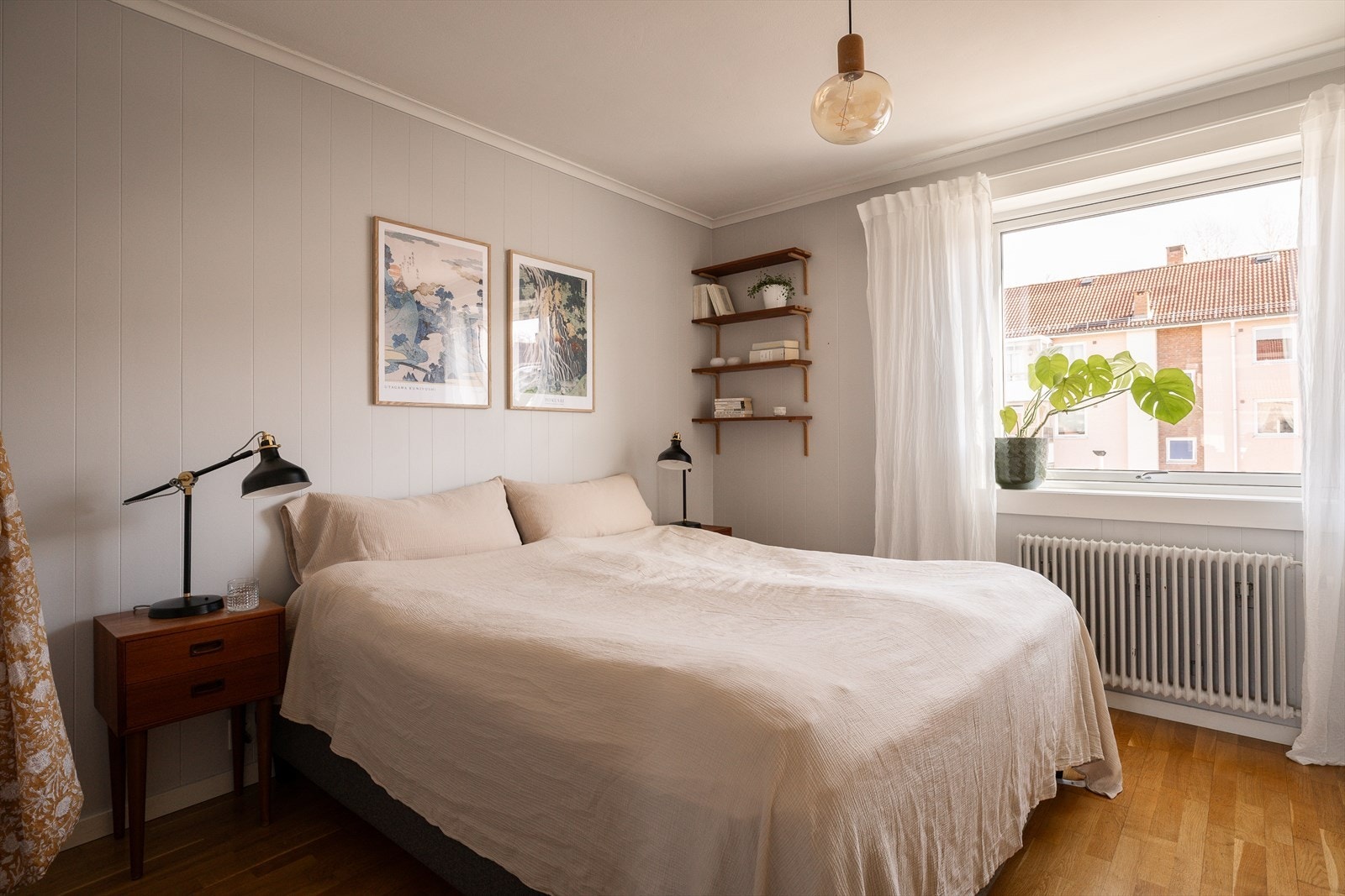 Romslig hovedsoverom med plass til dobbeltseng Galleribilde
