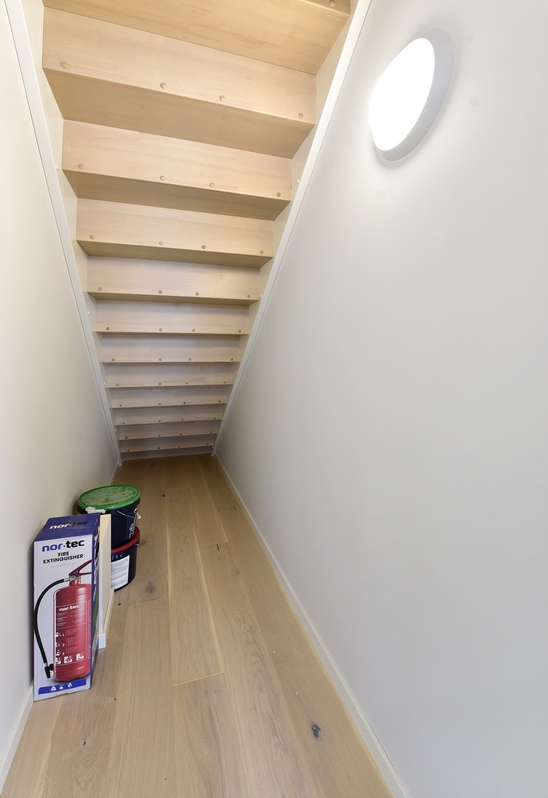 Innvendig bodrom under trappen Galleribilde