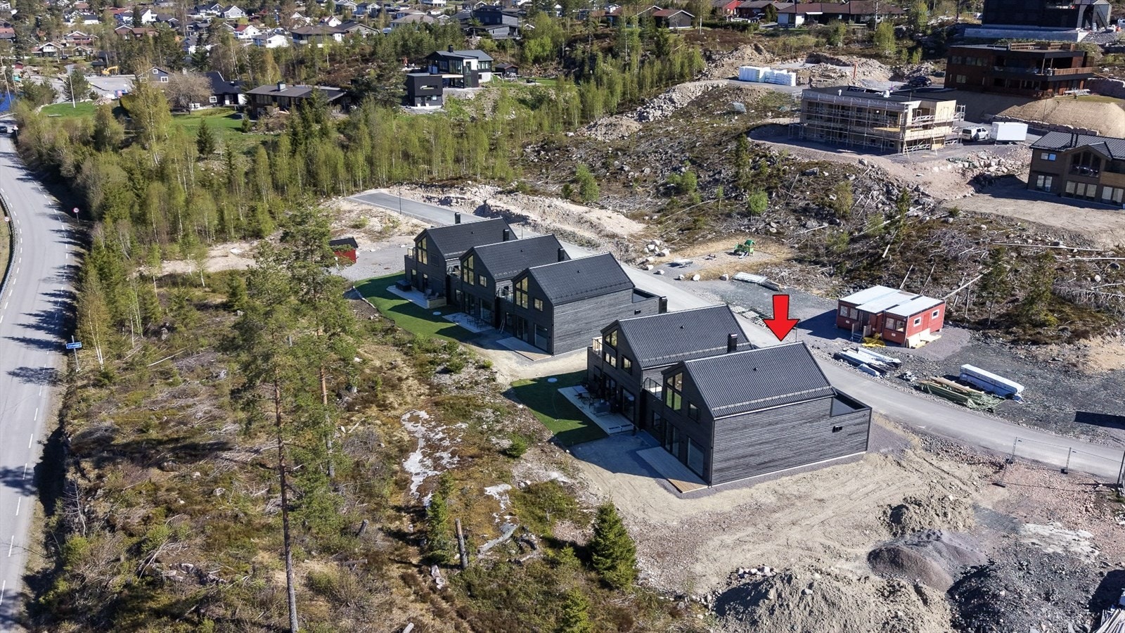 Innholdsrik bolig i 2 etasjer bestående av bl.a. to stuer, to bad, 3 (4) soverom, innv. og utv. bod og garasje. Galleribilde