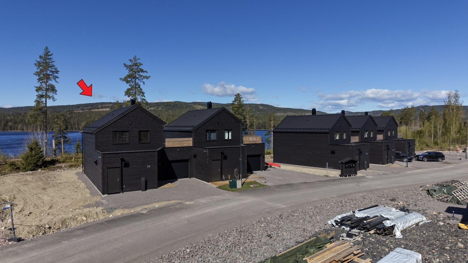 Boligen ligger på "hjørnetomt" helt i fremste rekke på boligfeltet, uten annen bebyggelse foran og med 180-graders panorama over vannet. Til boligen hører utv. sportsbod og egen garasjeparkering. Galleribilde