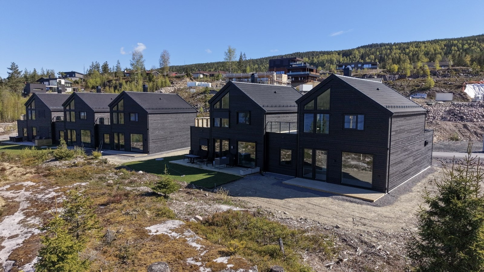 Det er eksklusivt uteareal på tre sider. Mot sør og vest er det klargjort slik at man enkelt kan opparbeide hageareal. Det er strøkne solforhold til boligen, fra tidlig morgen til sen kveld. Galleribilde