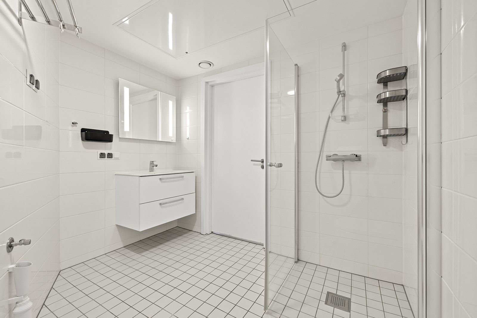 Badet har gulvvarme, dusjhjørne med glassvegger og opplegg for vaskemaskin. Galleribilde