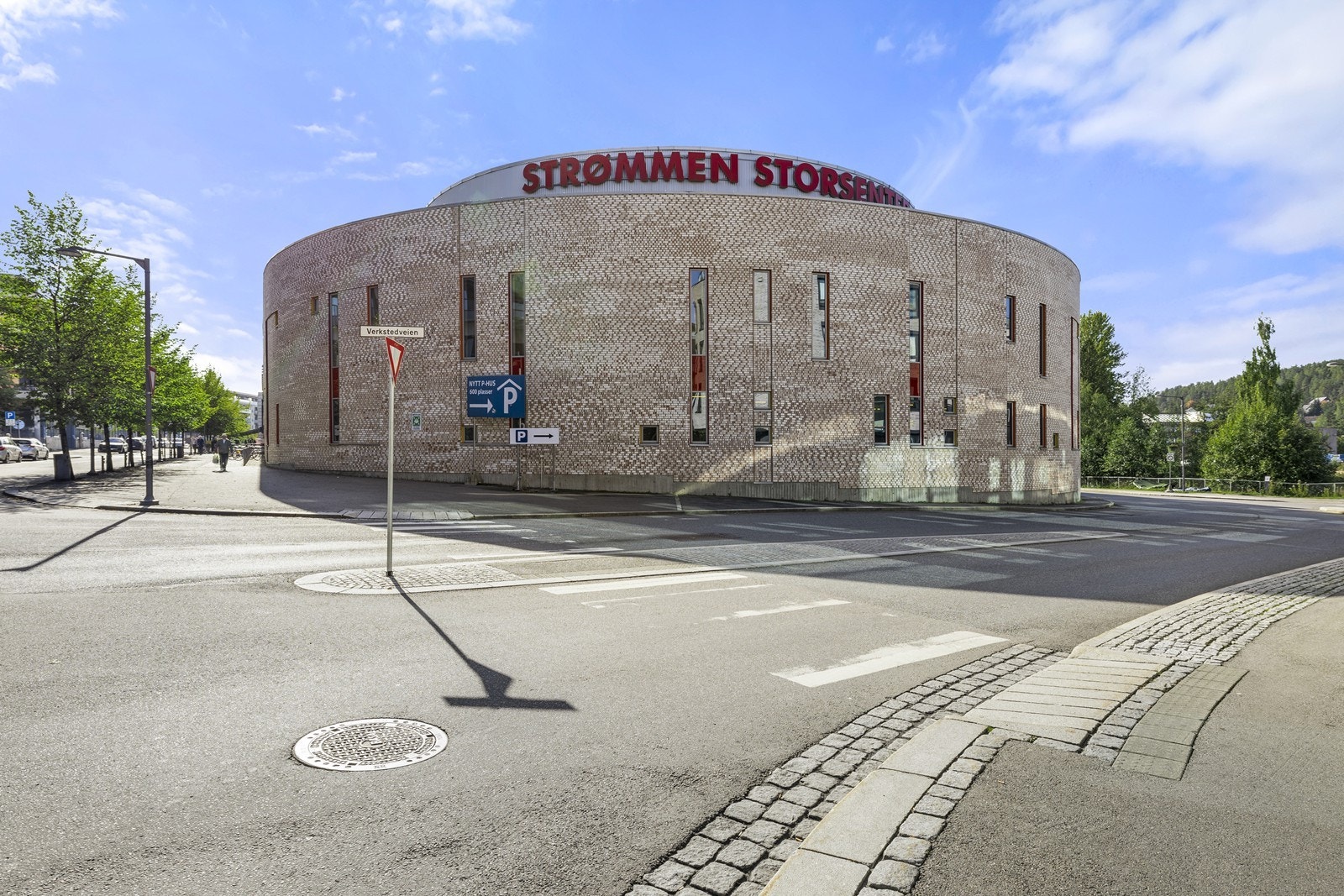Strømmen Storsenter, et av Norges største kjøpesentre, ligger kun en kort spasertur unna. Galleribilde
