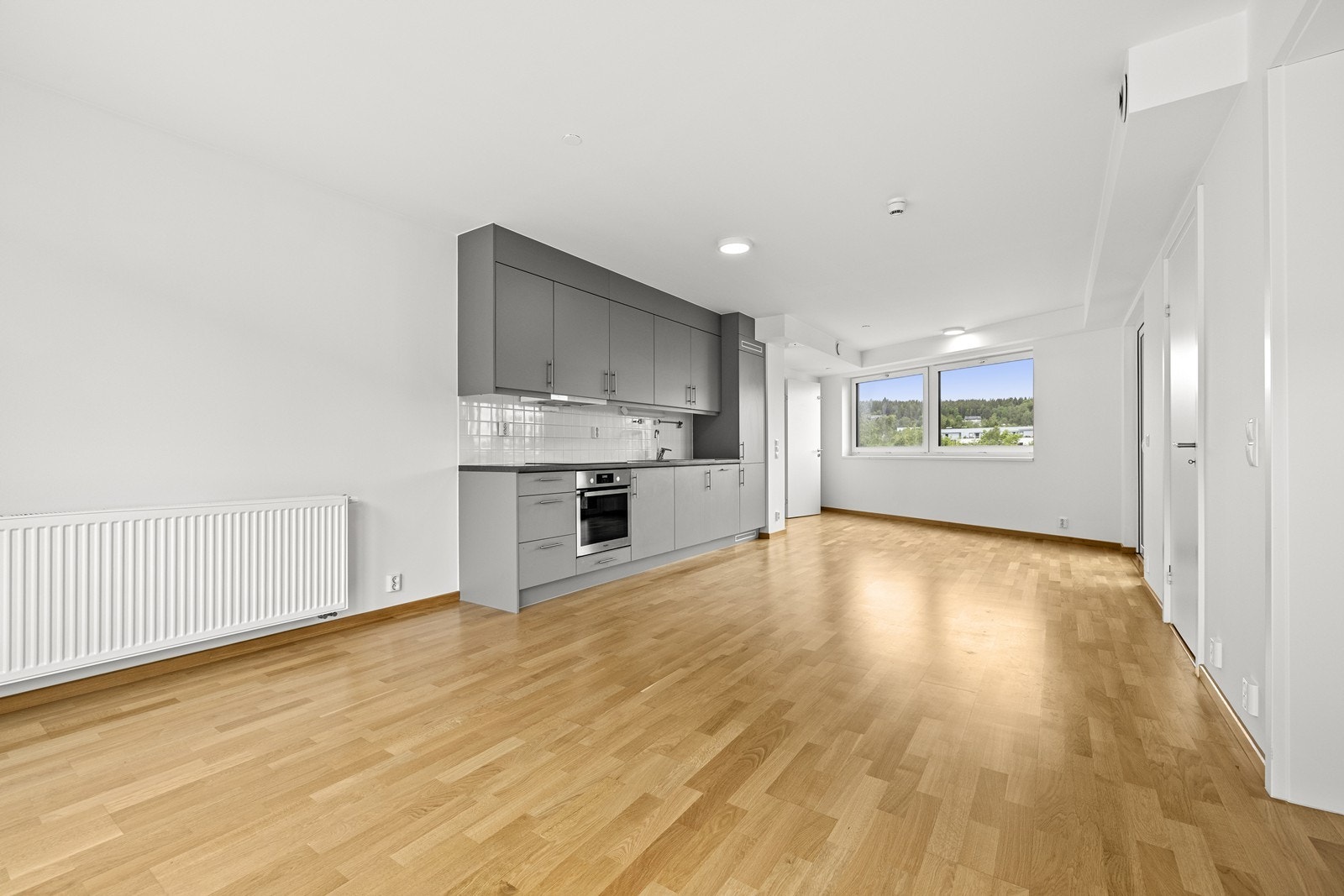 Leiligheten er fra 2021 og har gjennomgående høy standard med vannbåren varme og balansert ventilasjon. Galleribilde