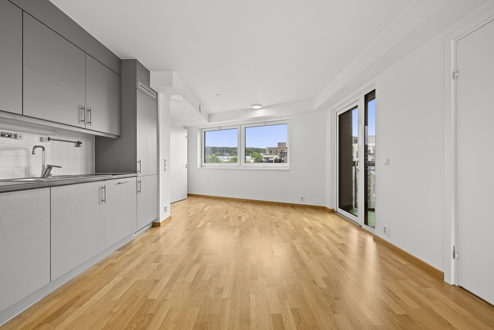 Fra stuen er det utgang til den innglassede balkongen. Galleribilde