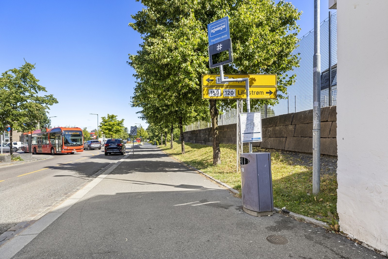 Nærmeste busstopp er ved Sagdalen skole, kun et par minutter fra døren. Galleribilde