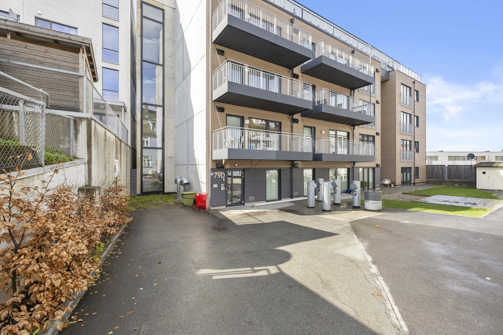 Moderne leilighetsbygg fra 2021 med heisadkomst til leilighetsplanet. Galleribilde