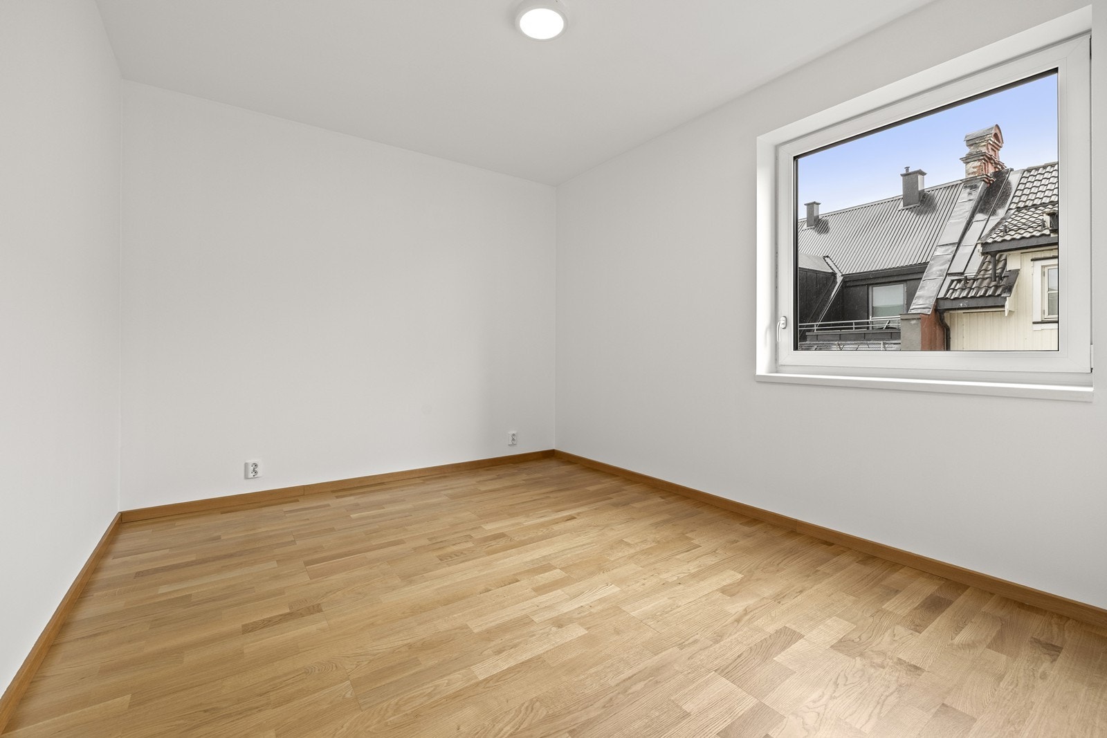 Hovedsoverom med plass til dobbeltseng og garderobeløsning. Galleribilde