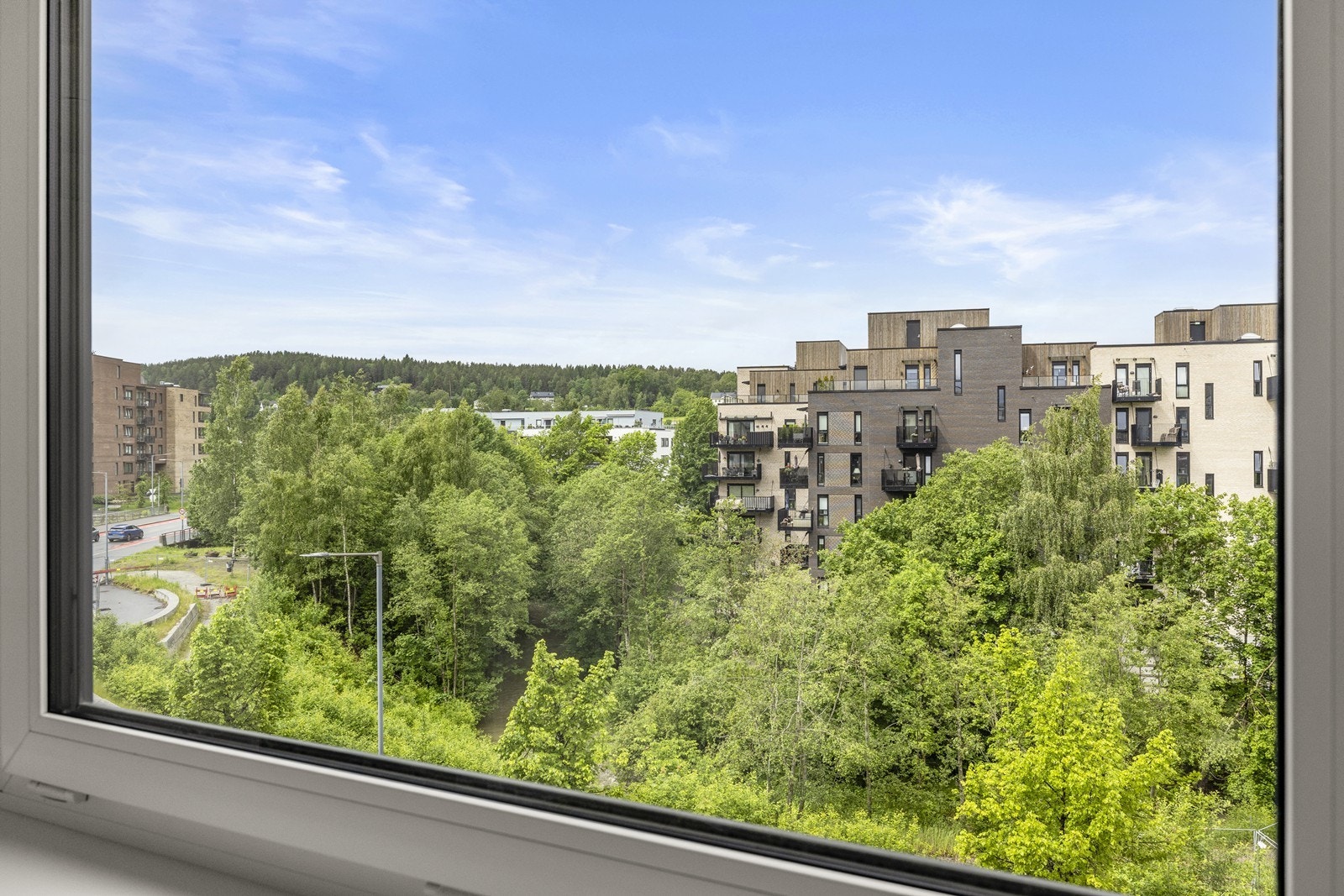 Fra vinduene er det utsyn over grønne fellesarealer og nærområdet. Galleribilde