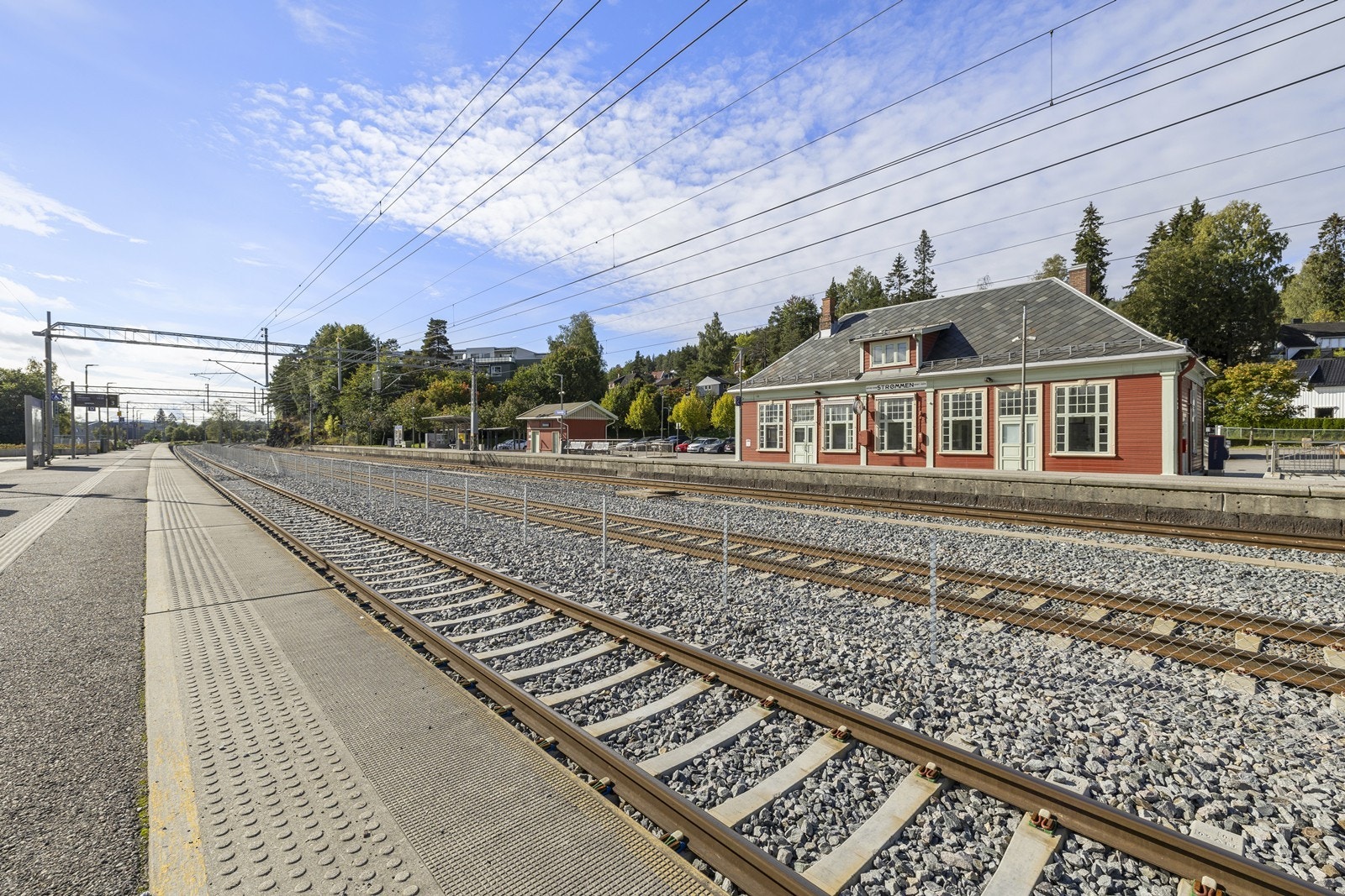 Fra Strømmen stasjon, under ti minutters gange unna, tar toget deg til Oslo S på litt over 20 minutter. Galleribilde