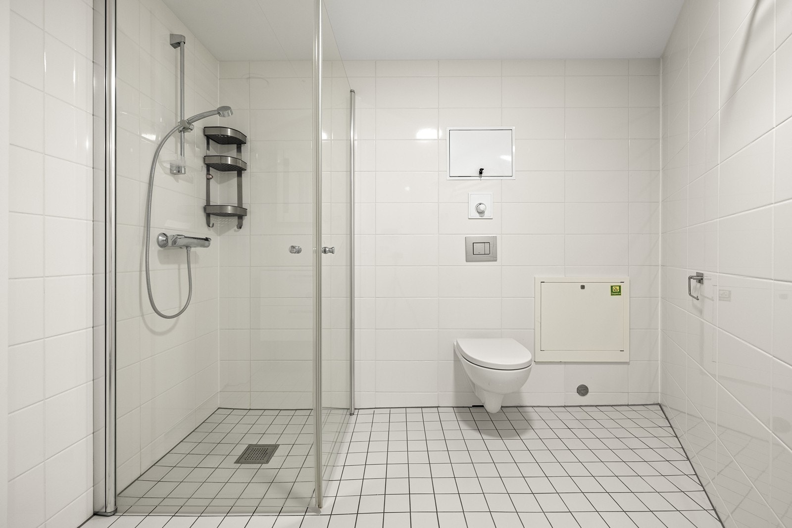 Fordelerskap for både rør-i-rør-systemet og den vannbårne varmen er plassert på badet. Galleribilde