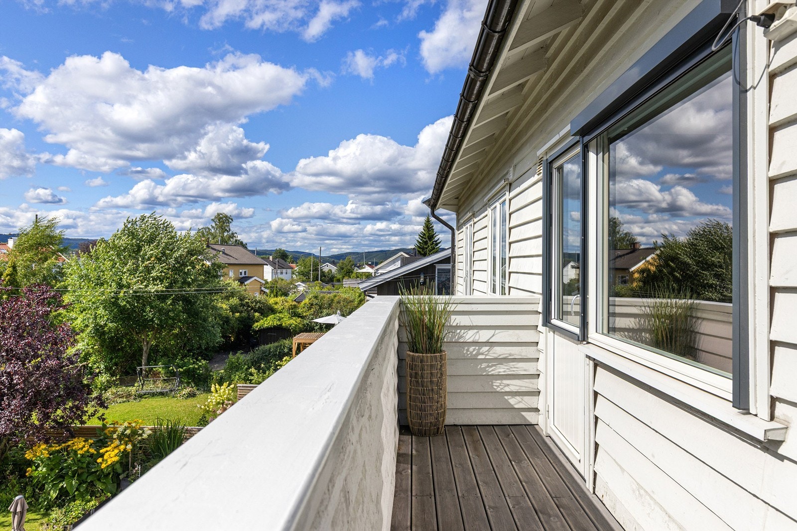 Fra stuen er det utgang til en meget solrik syd-, vest- og nordvendt balkong Galleribilde