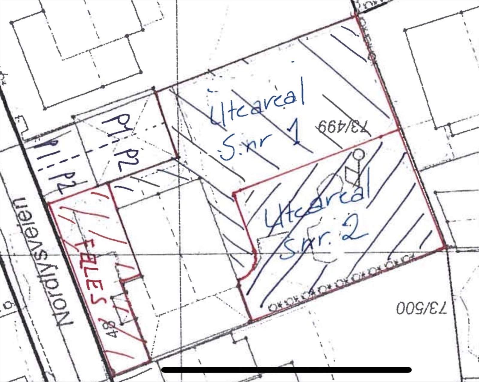 Skisse over fordeling av hage fra vedtektene. Uteareal snr. 2 medfølger denne enheten. Parkeringsplass P1(Venstre del) i delt garasje medfølger denne enheten. Galleribilde