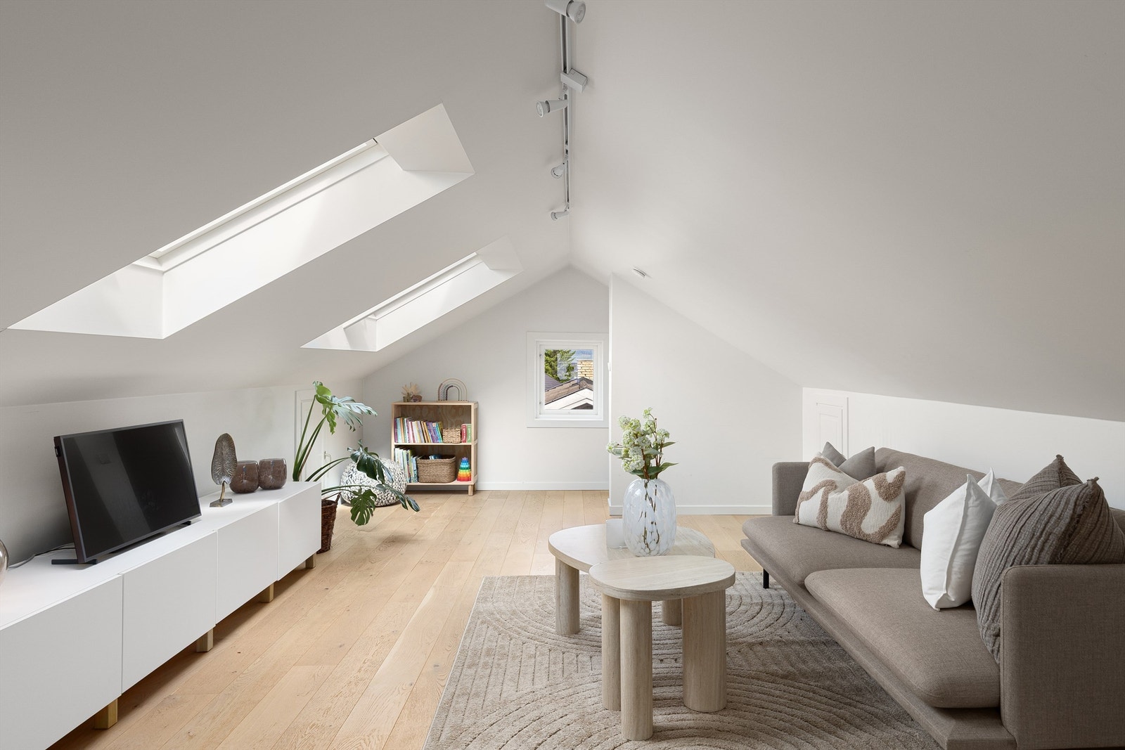 Loftsetasjen har et totalt gulvareal på ca. 40 kvm, pluss kneloft. Selv om rommene har skråtak er de fortsatt enkle å innrede med plass til både sofa og TV-benk langs veggene i loftstuen, og seng og kommoder på soverommet Galleribilde