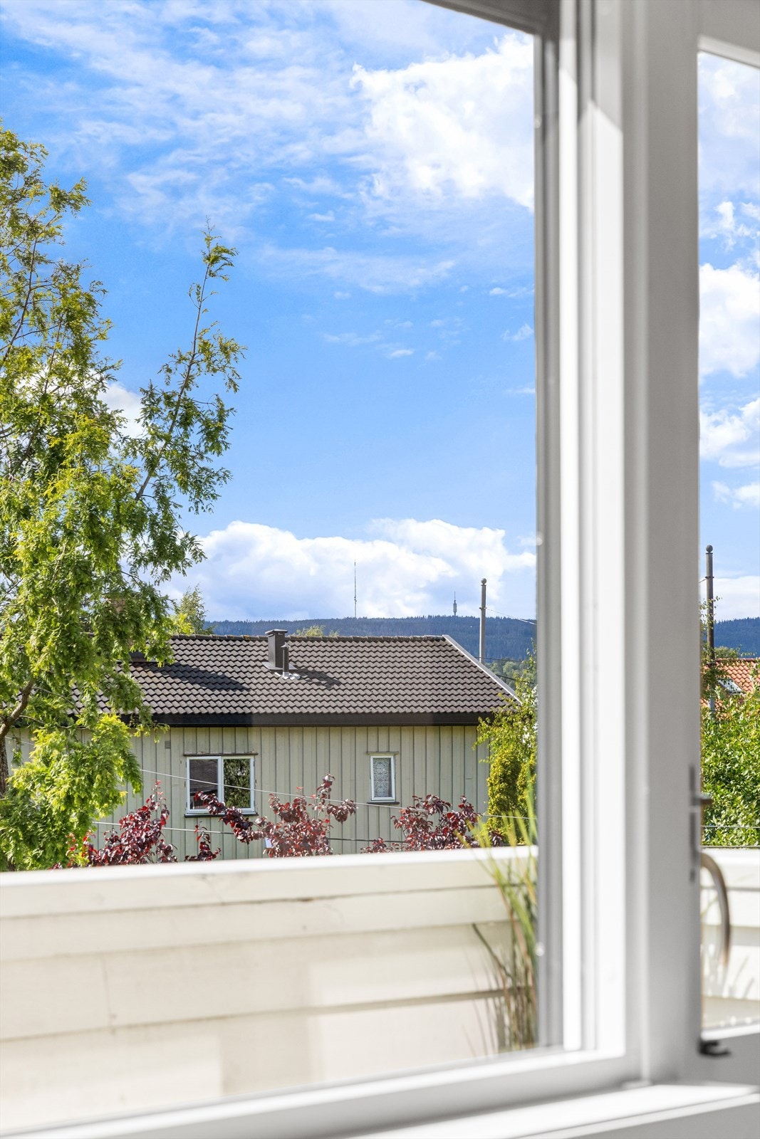 Fra sittegruppen i stuen er det fint utsyn mot Tryvann i vest Galleribilde