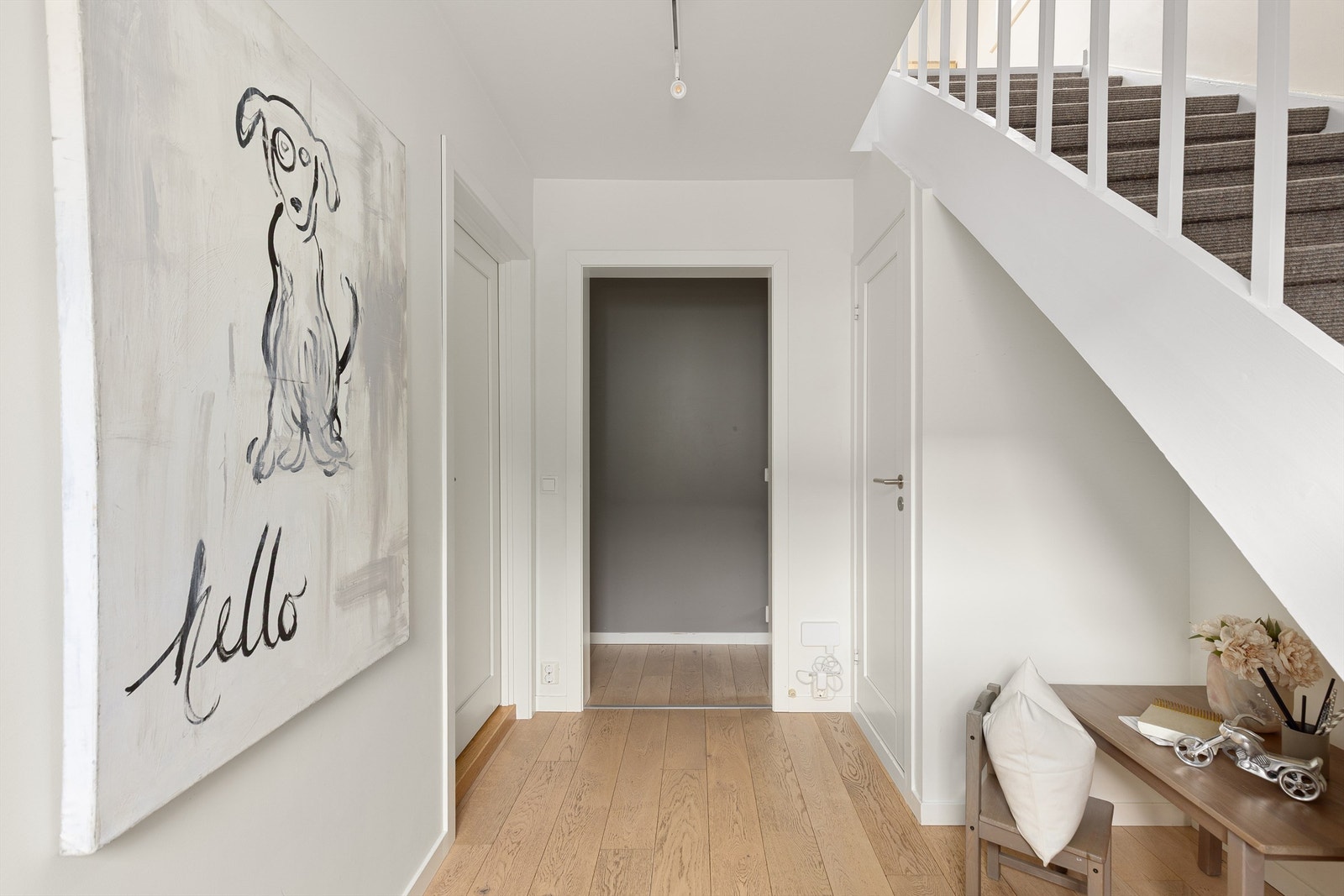 Trappegang til loftsetasjen med kott under trappen for ekstra oppbevaring Galleribilde