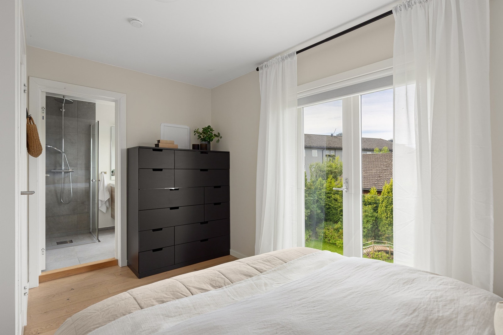 Fransk balkong med glassfelt gir godt med lys inn i rommet, og tilgang til eget privat baderom Galleribilde