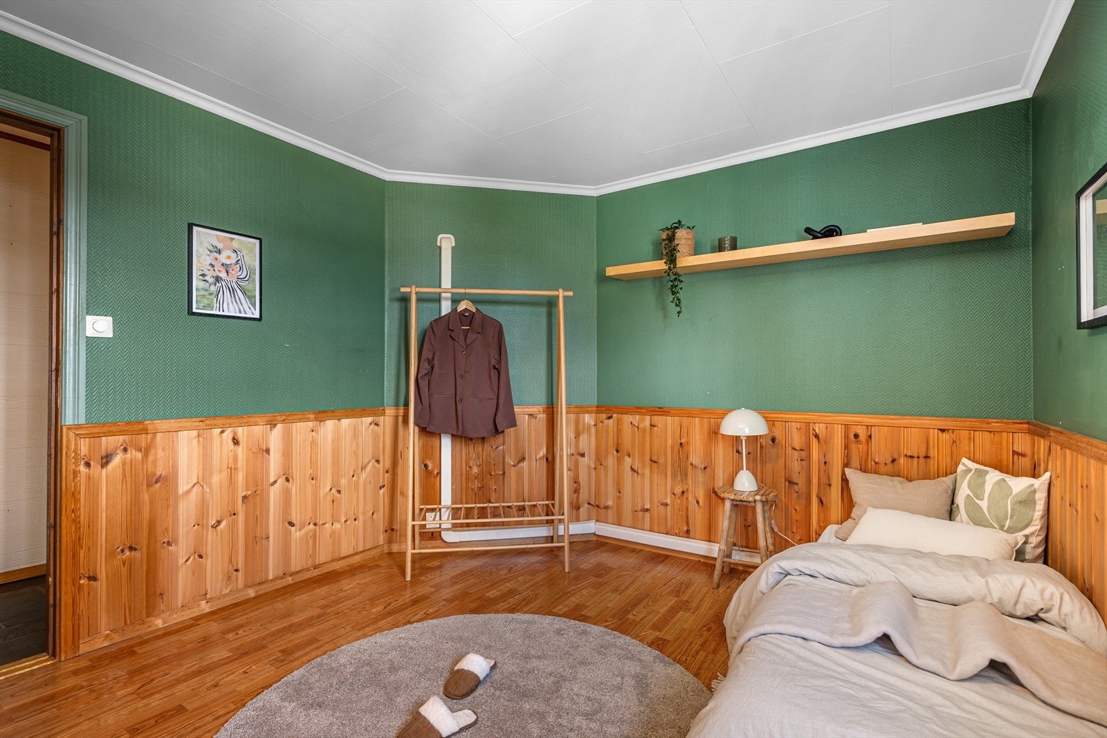 - Her har du rikelig med plass til seng, garderobe og øvrig ønsket møblement - Galleribilde