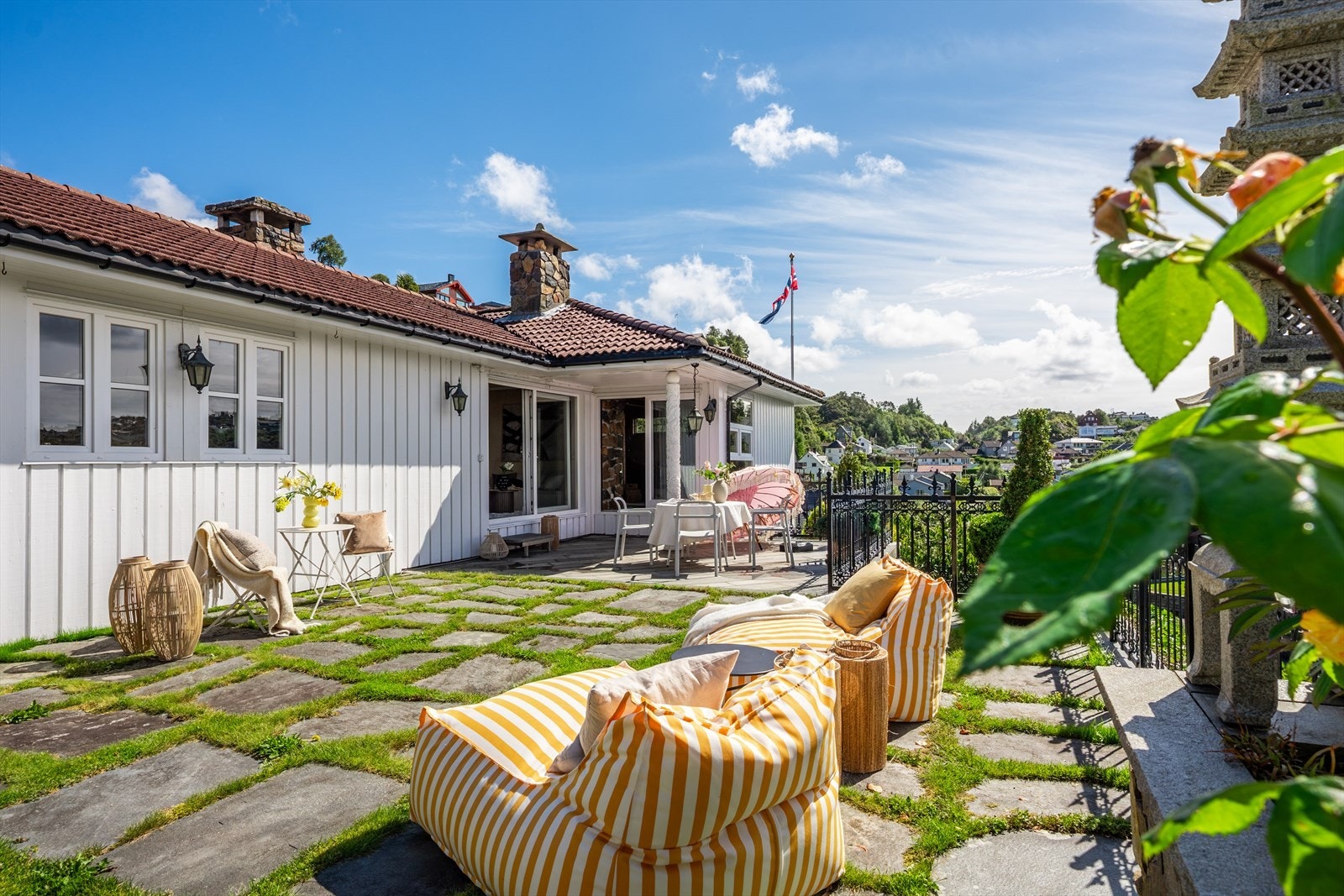- Nyt de fine sommerdagene i trivelige omgivelser på uteplassen, med god plass til ønsket utemøblement i ulike soner - Galleribilde