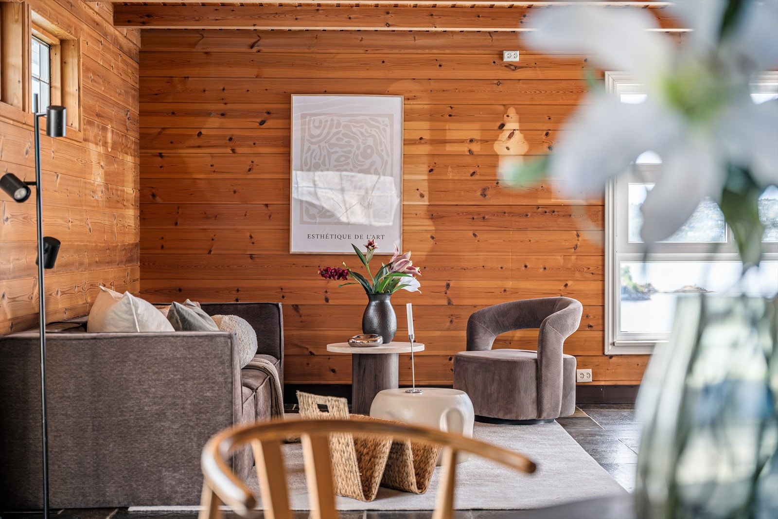 - En innbydende sofakrok med flotte treflater og mye naturlig lysinnslipp - Galleribilde
