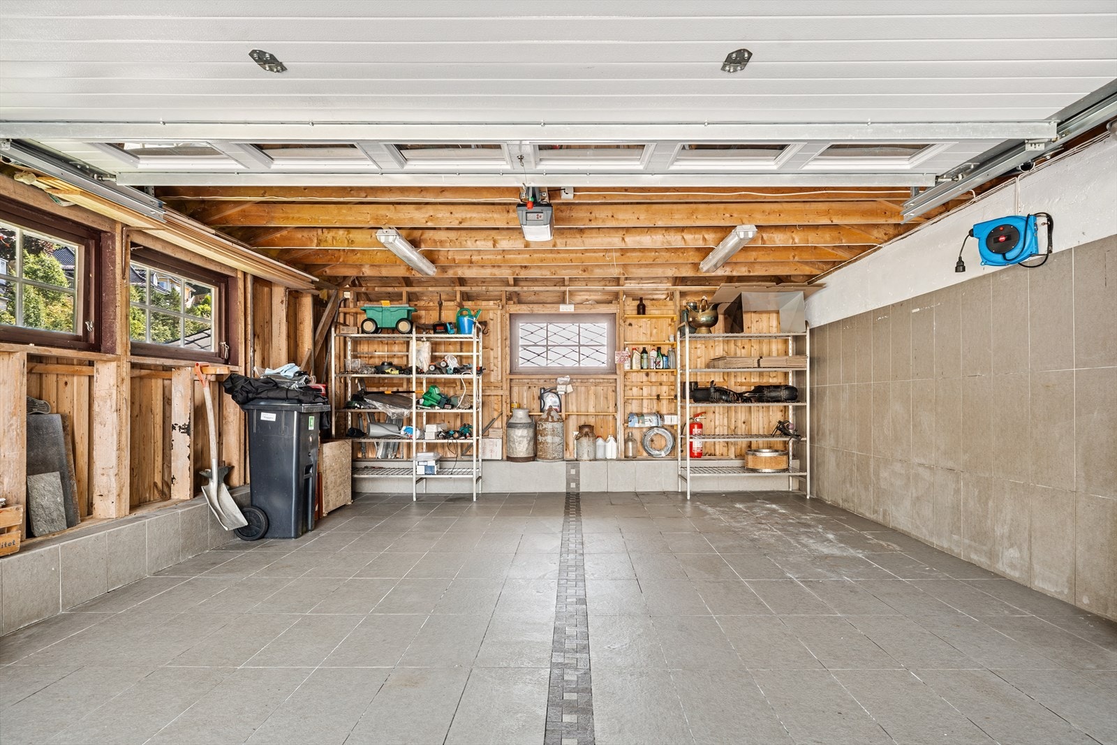 - Garasjen måler 32m² og er også perfekt for lagring av verktøy mm. - Galleribilde