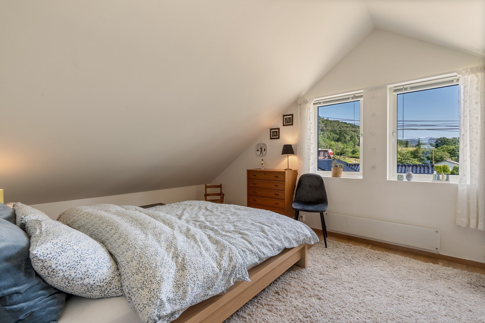 Soverom på loftet med plass til dobbeltseng og kommode. Galleribilde