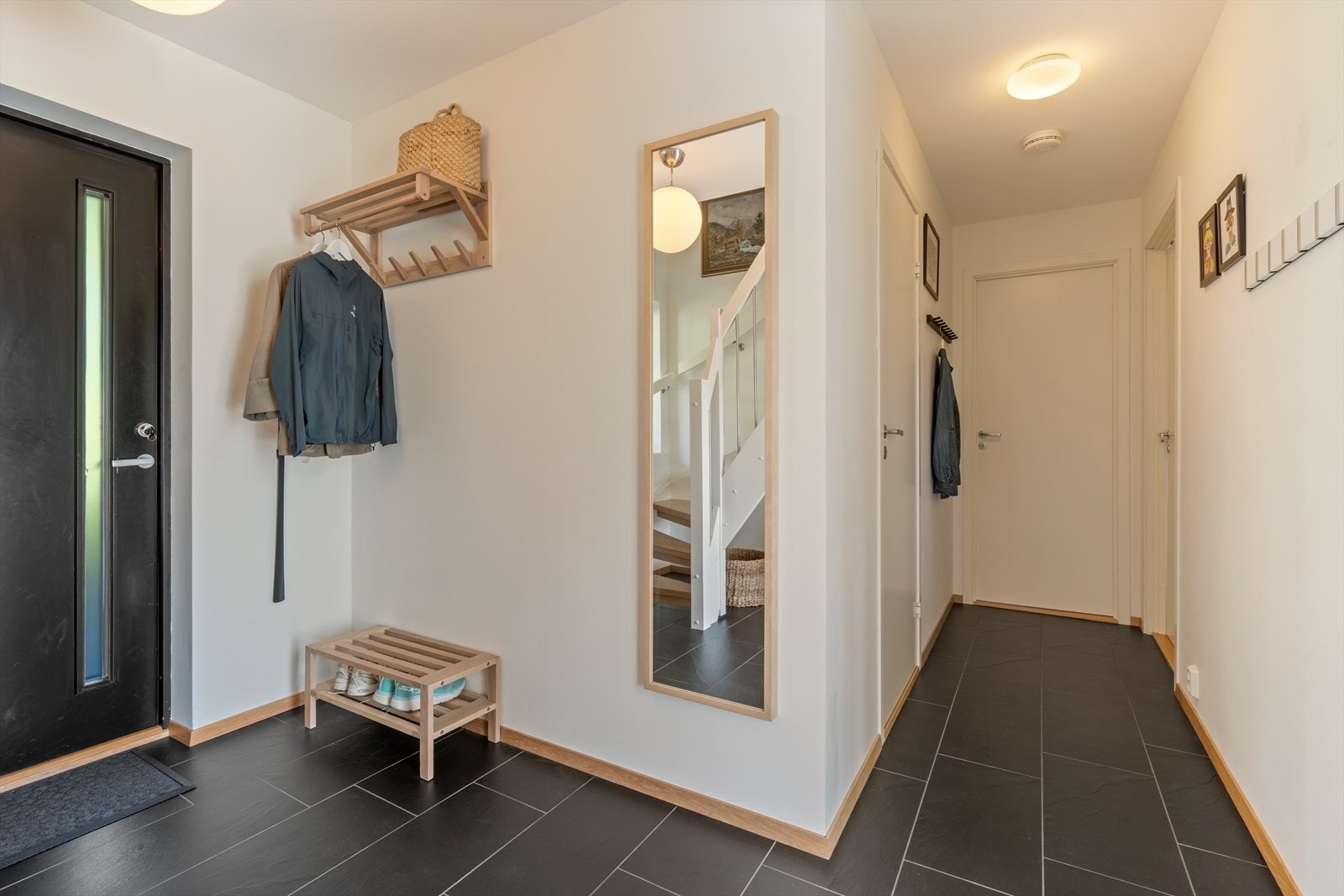 Romslig entré med flislagt gulv og god plass til yttertøy. Galleribilde