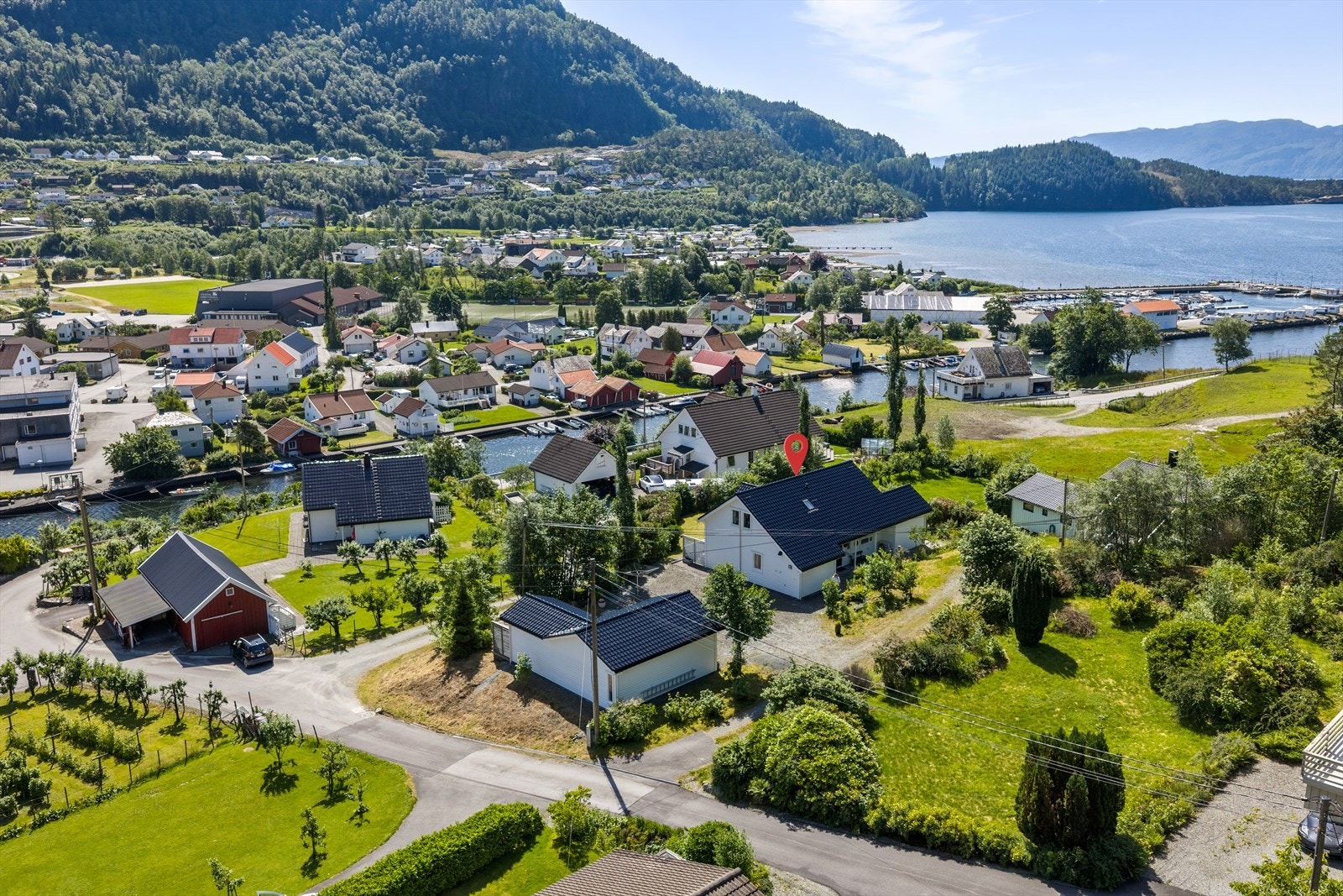Eiendommen ligger sentralt i Vikedal, med gangavstand til sentrum. Galleribilde