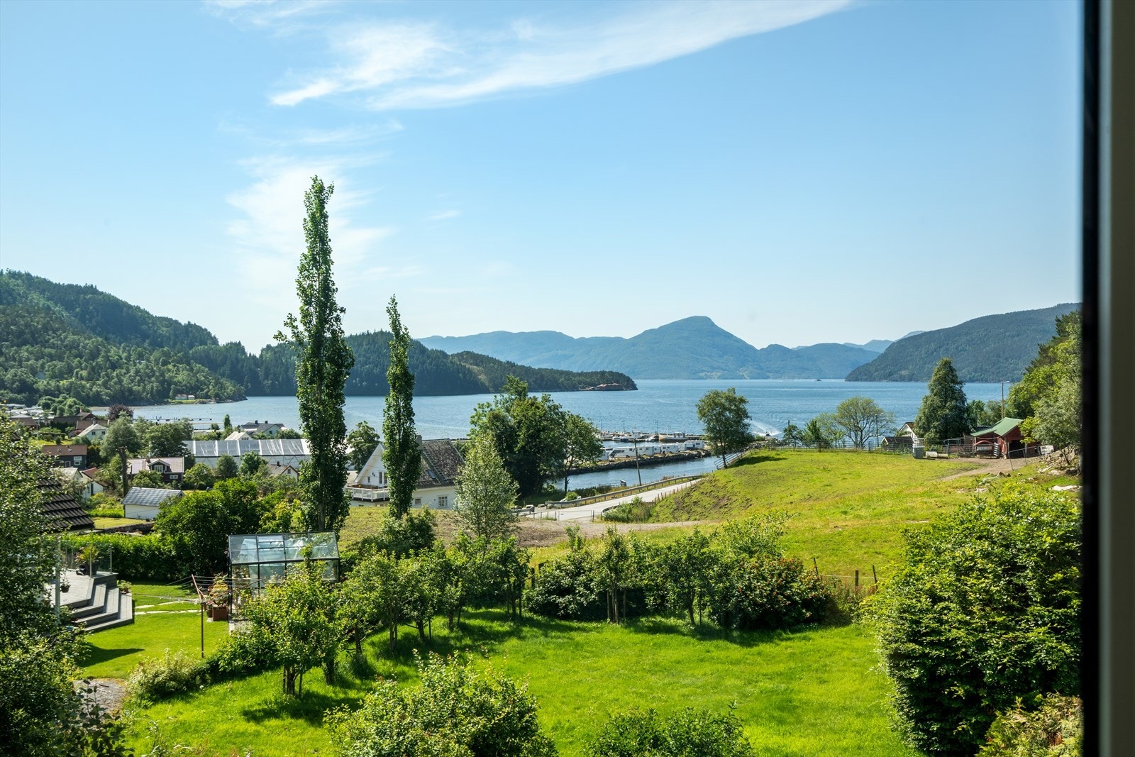 Utsikt fra vinduet mot Vikedal sentrum og marinaen. Galleribilde