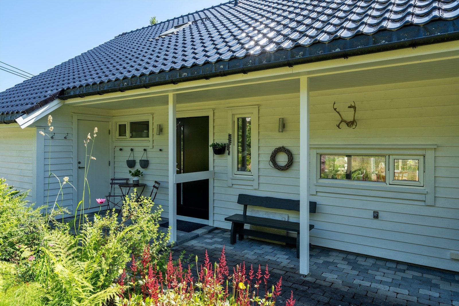 Overbygd inngangsparti som ønsker velkommen til hytta. Galleribilde