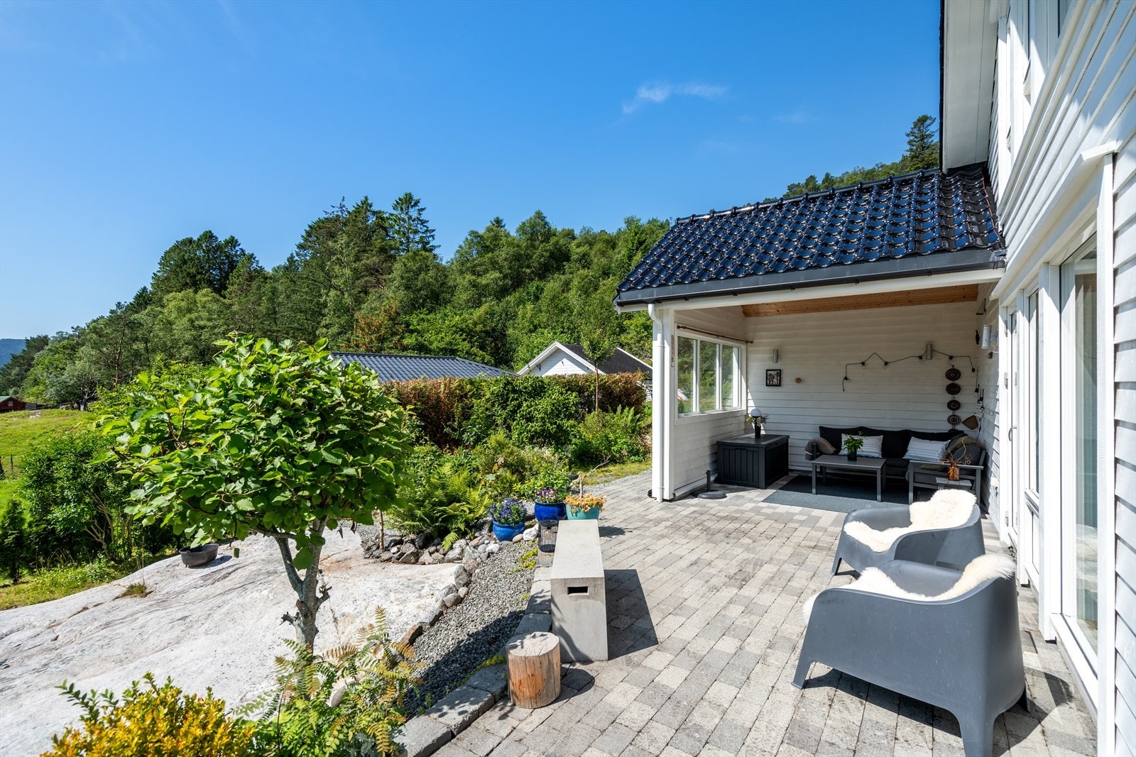 Den overbygde delen av terrassen gir ly for vær og vind. Galleribilde