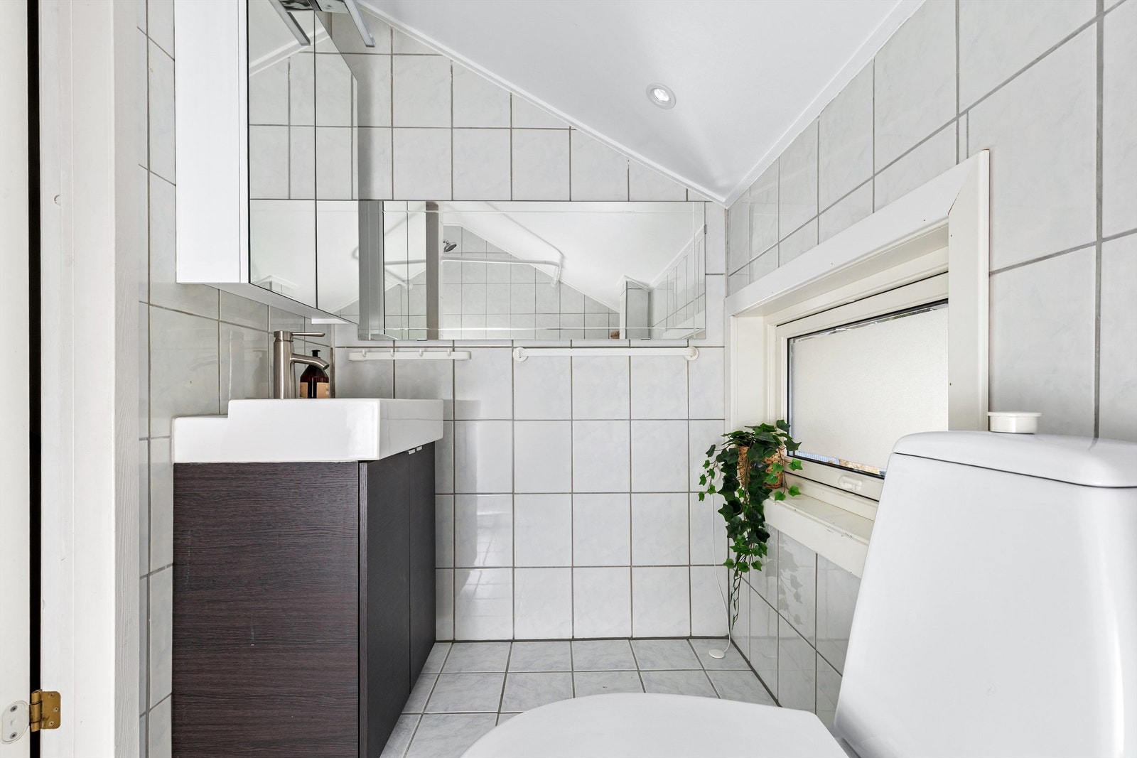 Innredet med wc, vask og dusjnisje. Galleribilde