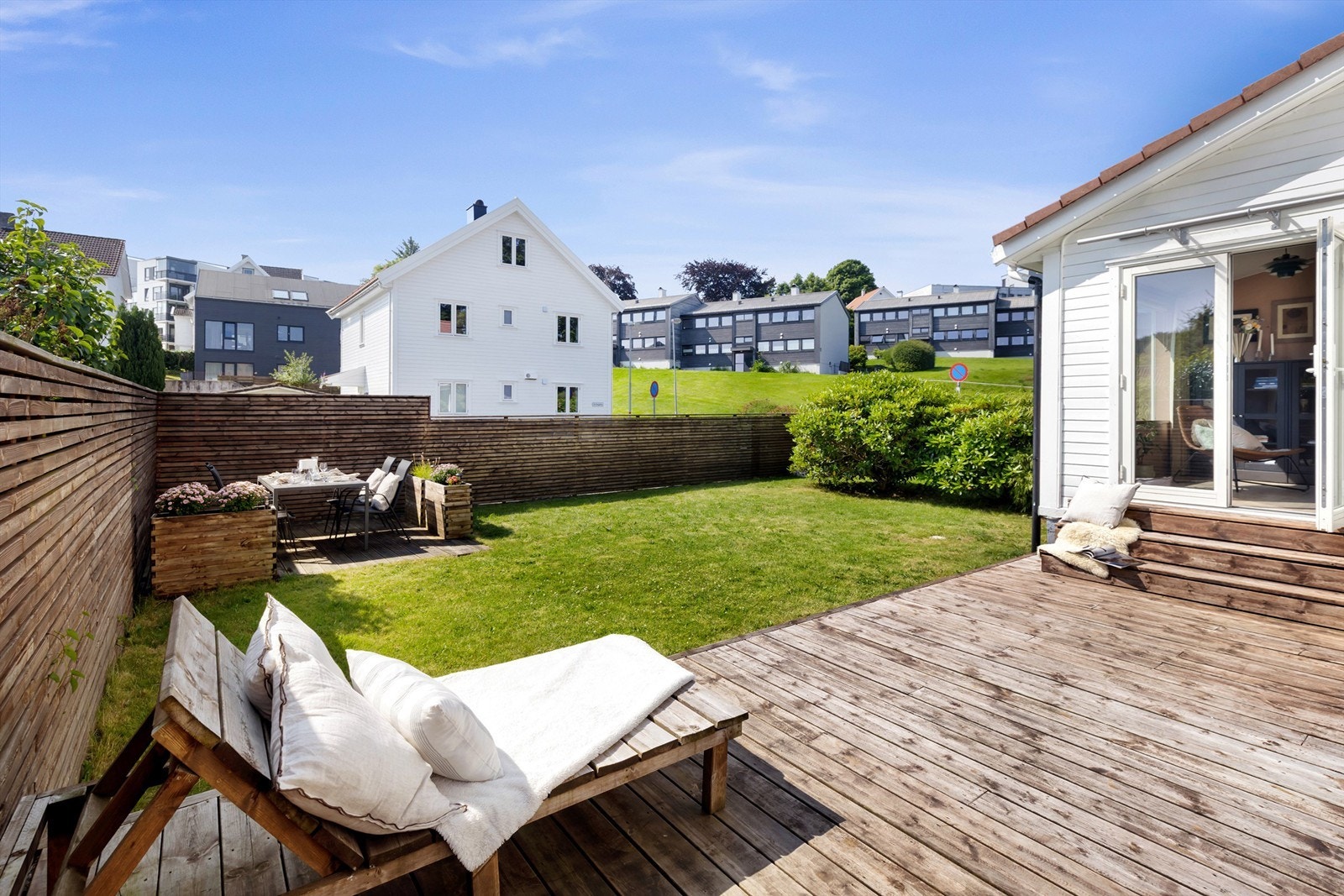 Om lag halvparten av plenarealet er opparbeidet over på annen manns eiendom. Galleribilde