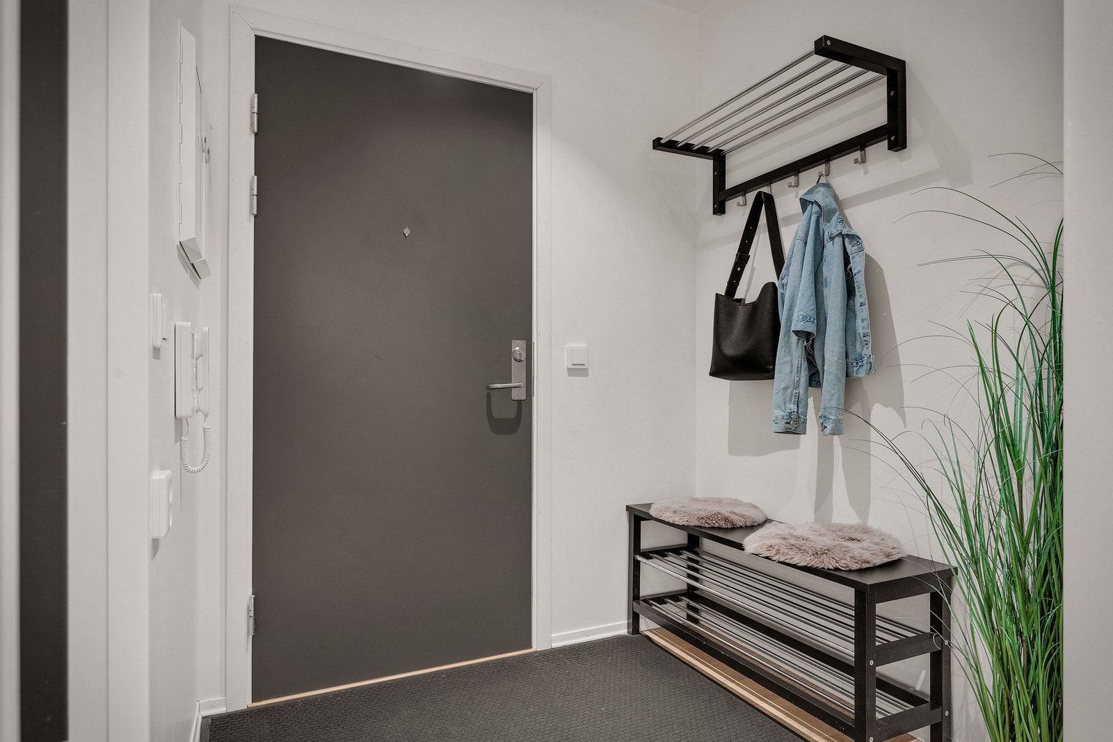 Det er også rom for oppheng og skohylle. Galleribilde