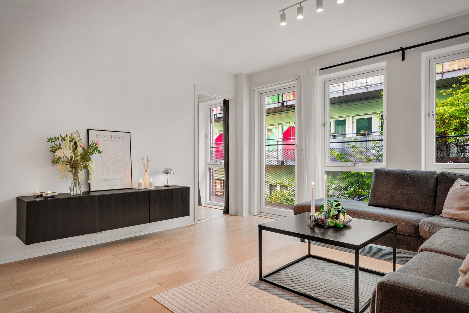 Fra stuen er det også utgang til en liten men praktisk uteplass. Galleribilde