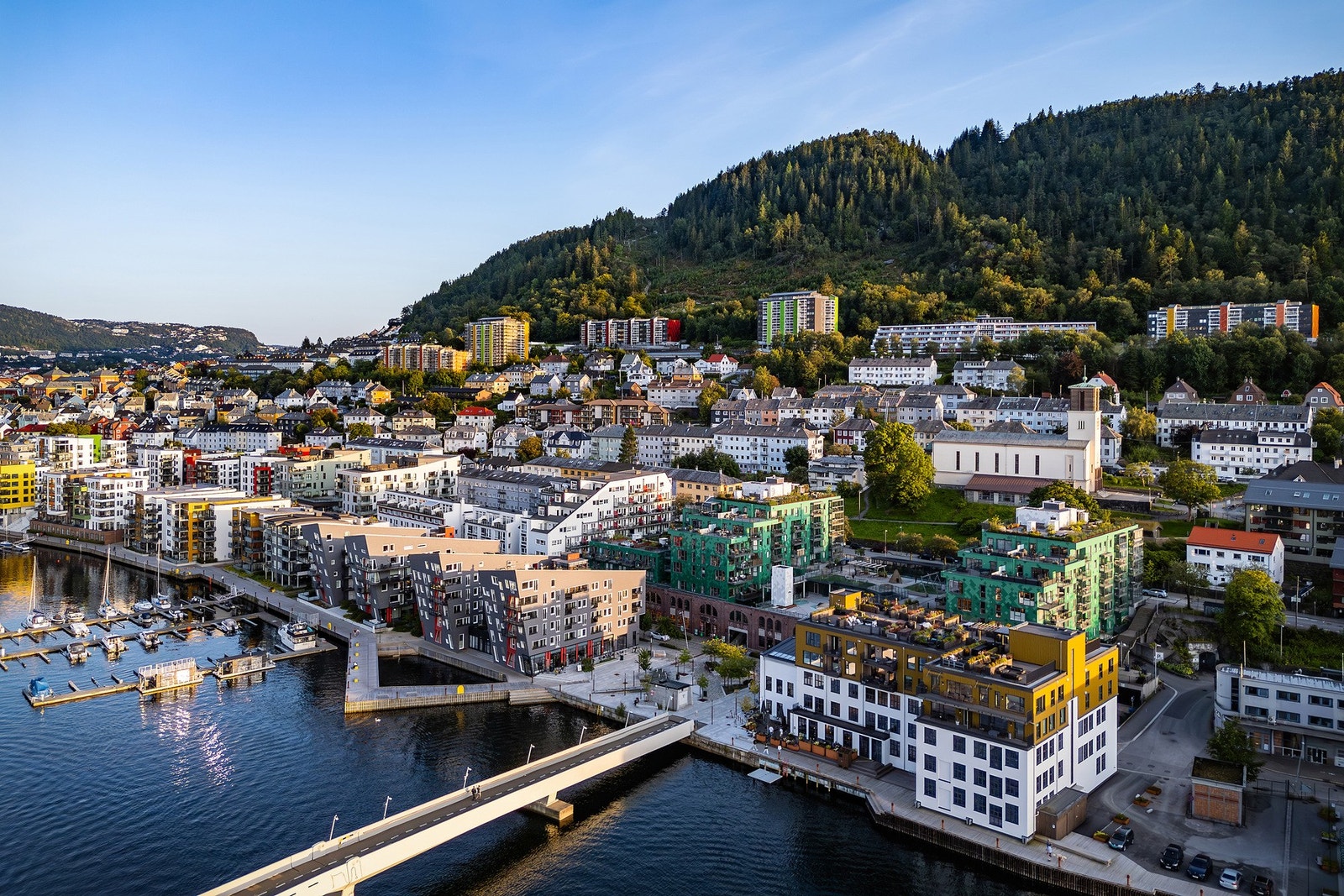 For den som er glad i friluftsliv, byr området på gode turmuligheter med kort vei til Løvstakken og de populære turstiene på Fløyen. Galleribilde