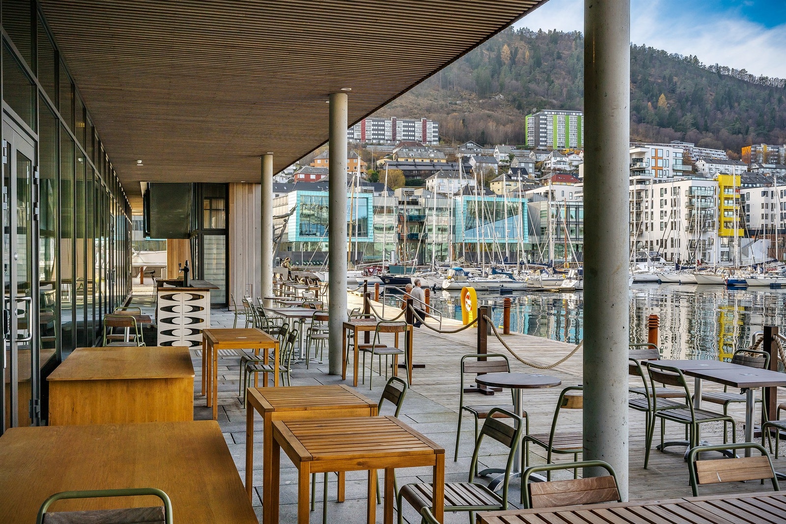 Området byr på flere forskjellige restauranter og cafeer. Galleribilde