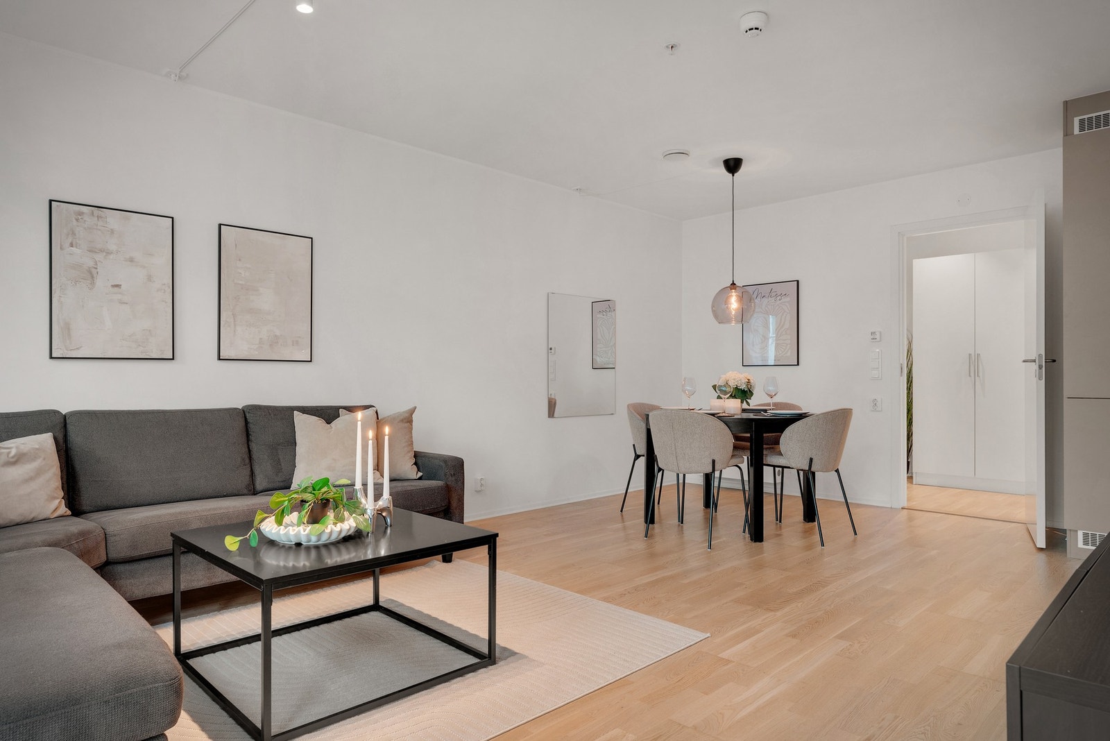 Stuen er av god størrelse og har god plass til sofa og spisegruppe. Galleribilde