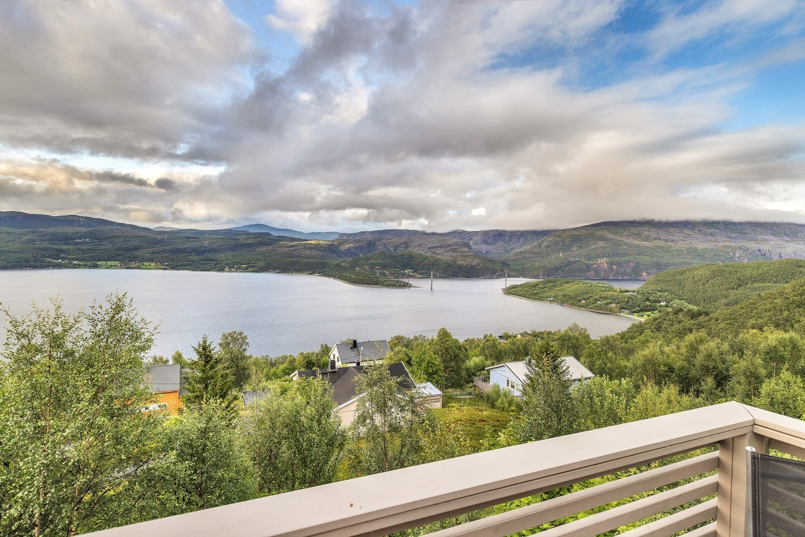 Utsikt fra eiendommen mot fjorden Rombaken og Rombaksbruen. Galleribilde