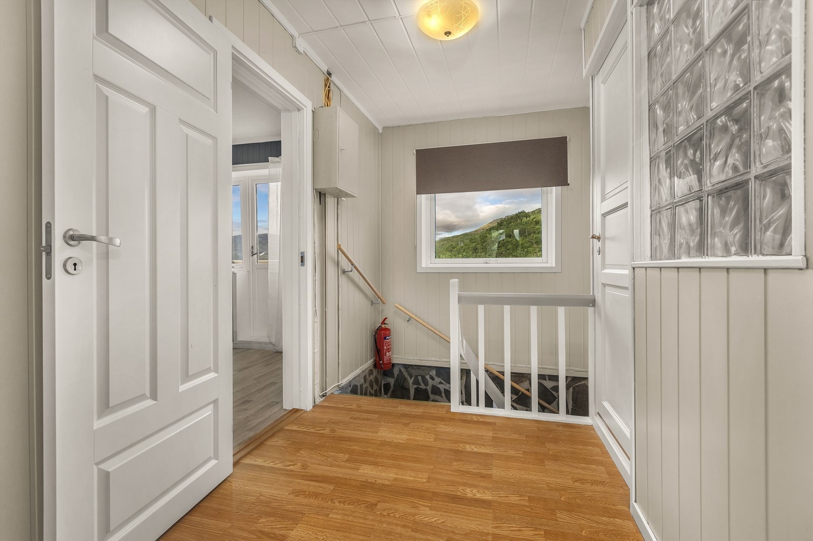 Gang i andre etasje med adkomst til loft via nedfellbar stige. Galleribilde