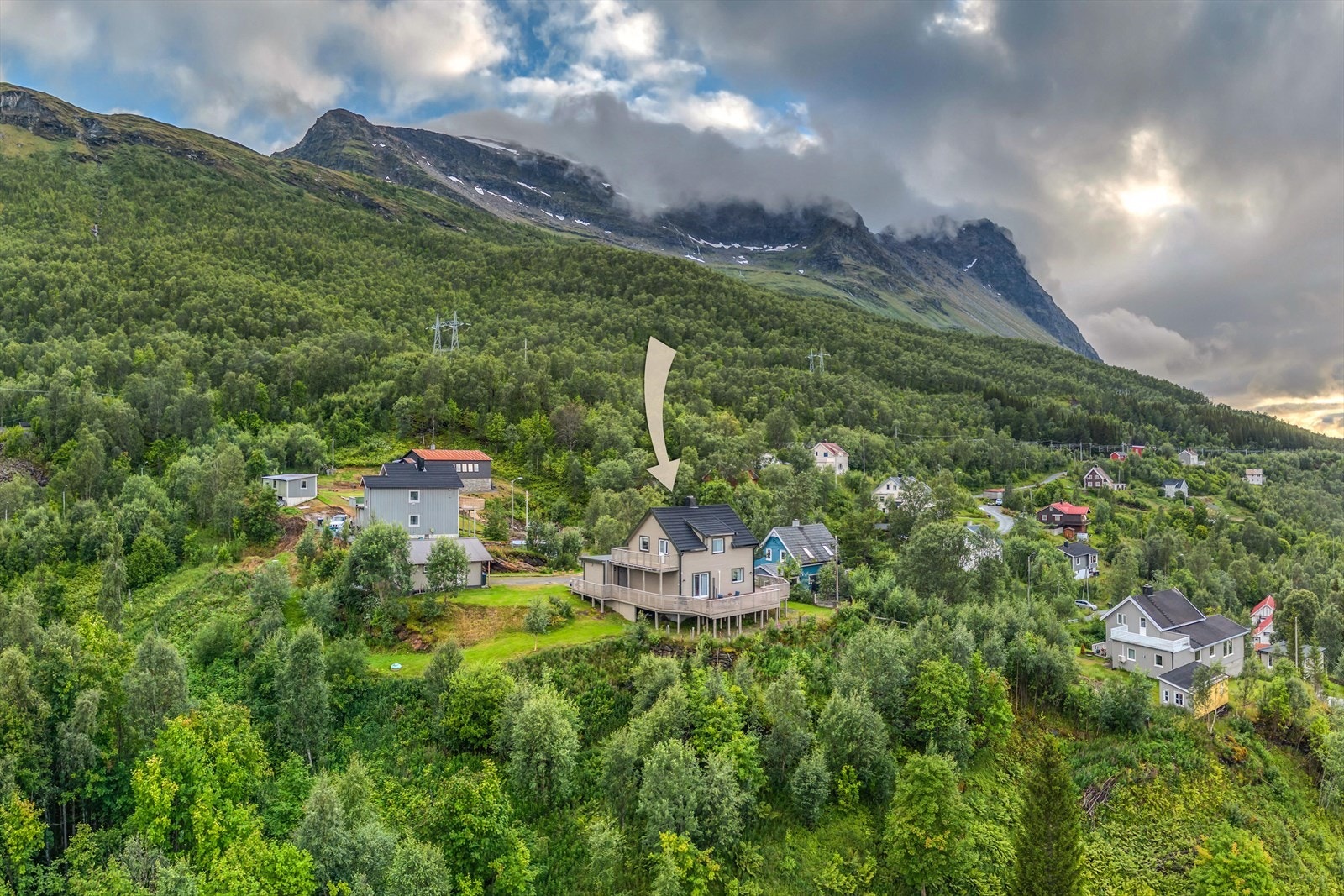 Eiendommen ligger høyt og fritt med utsikt over fjord og fjell. Galleribilde