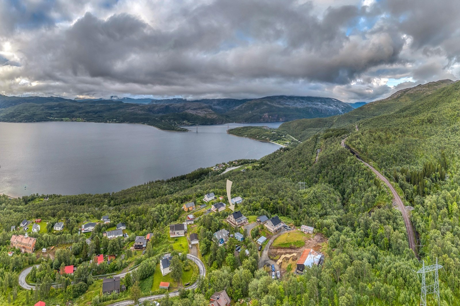 Kort vei til Rombak stasjon (6,5 km) og Narvik sentrum (ca. 12 km). Galleribilde
