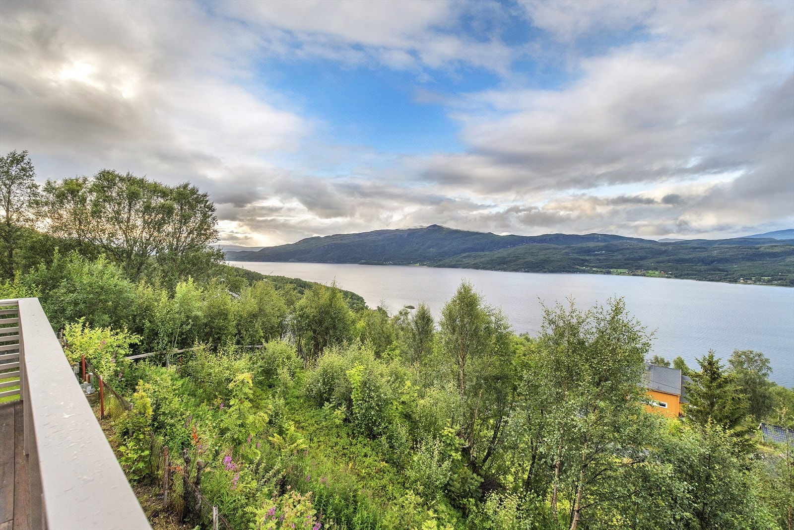 Utsikt over fjorden og de omkringliggende grøntområdene. Galleribilde