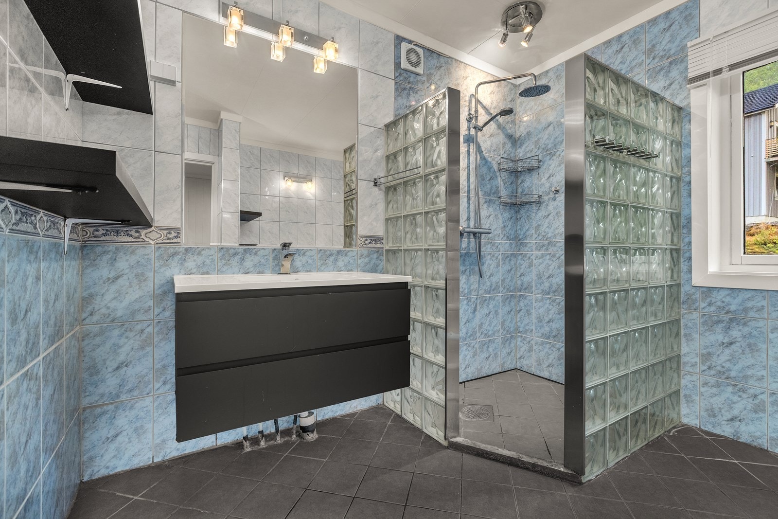 Badet i første etasje har flislagte overflater og varmekabler i gulvet. Galleribilde