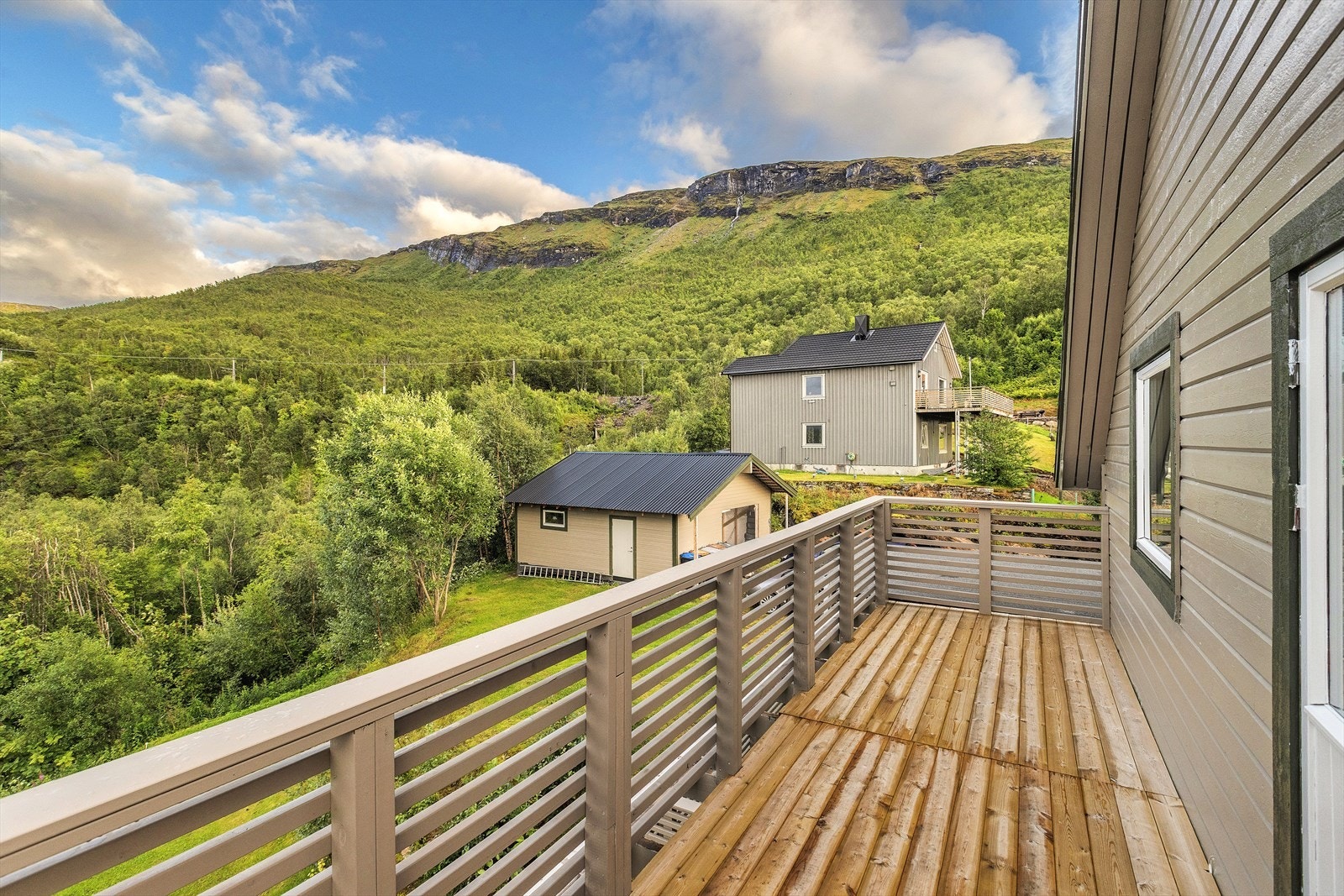 Veranda i andre etasje har god plass til en sittegruppe. Galleribilde