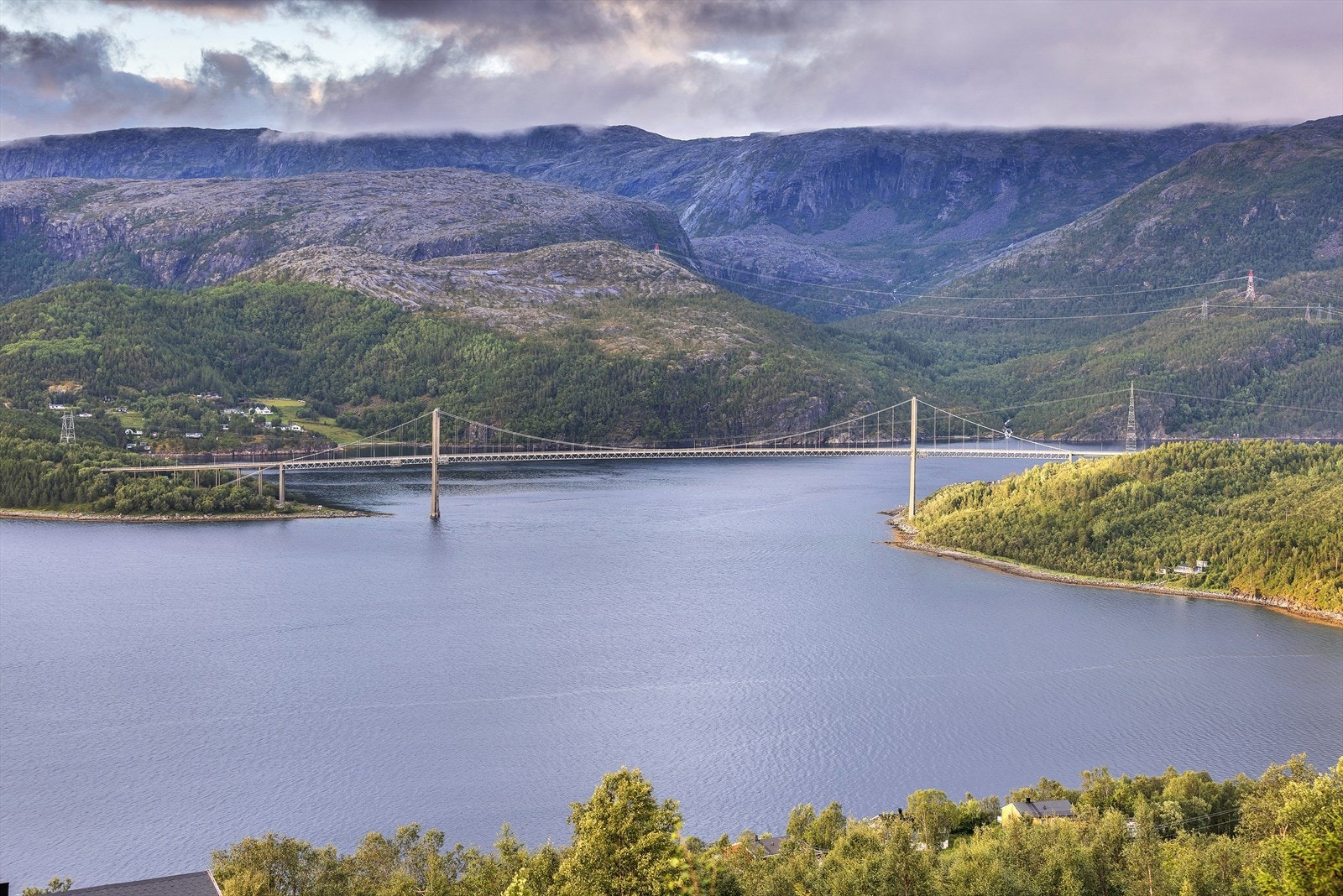 Den majestetiske broen er et landemerke i det vakre fjordlandskapet. Galleribilde